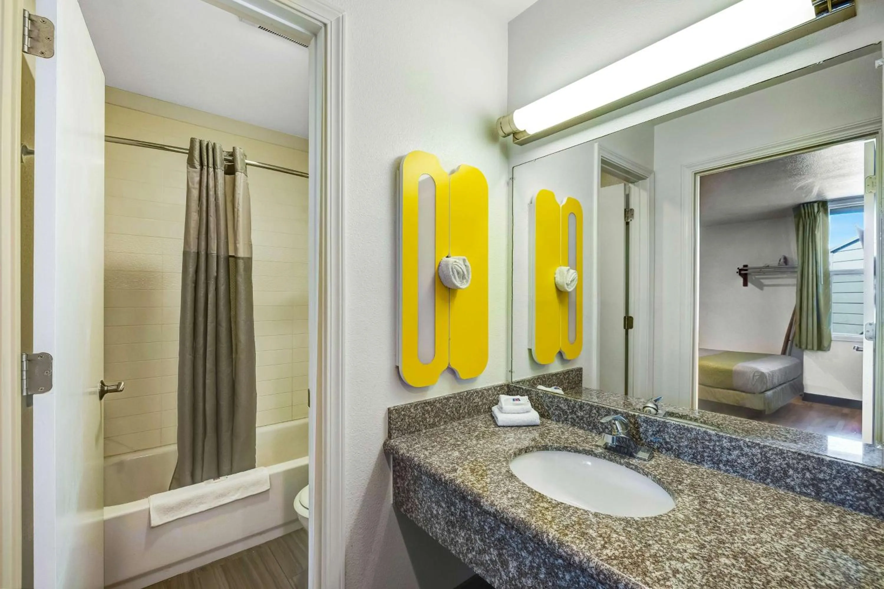 Photo of the whole room in Studio 6-Portland, OR