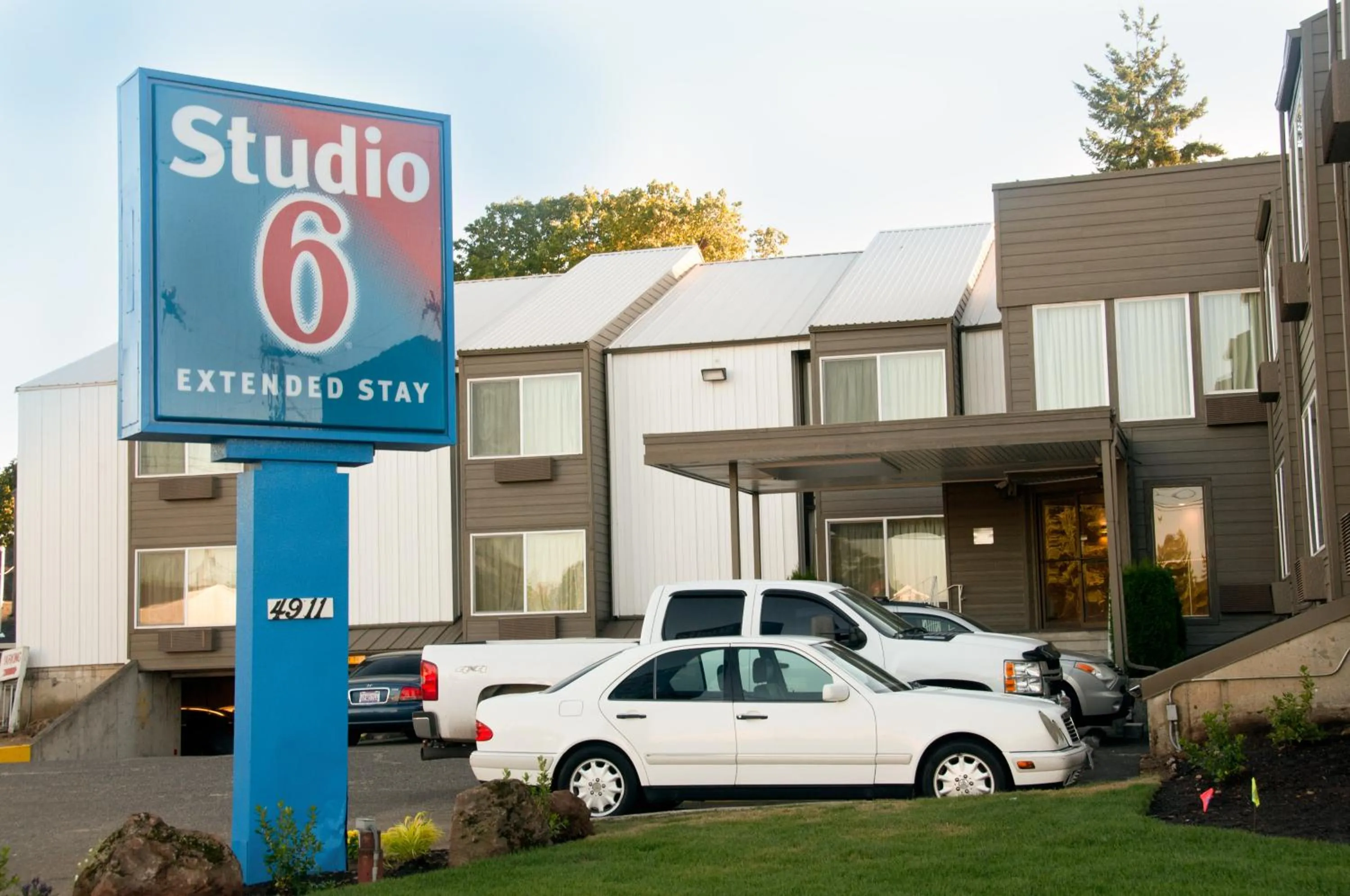 Facade/entrance in Studio 6-Portland, OR