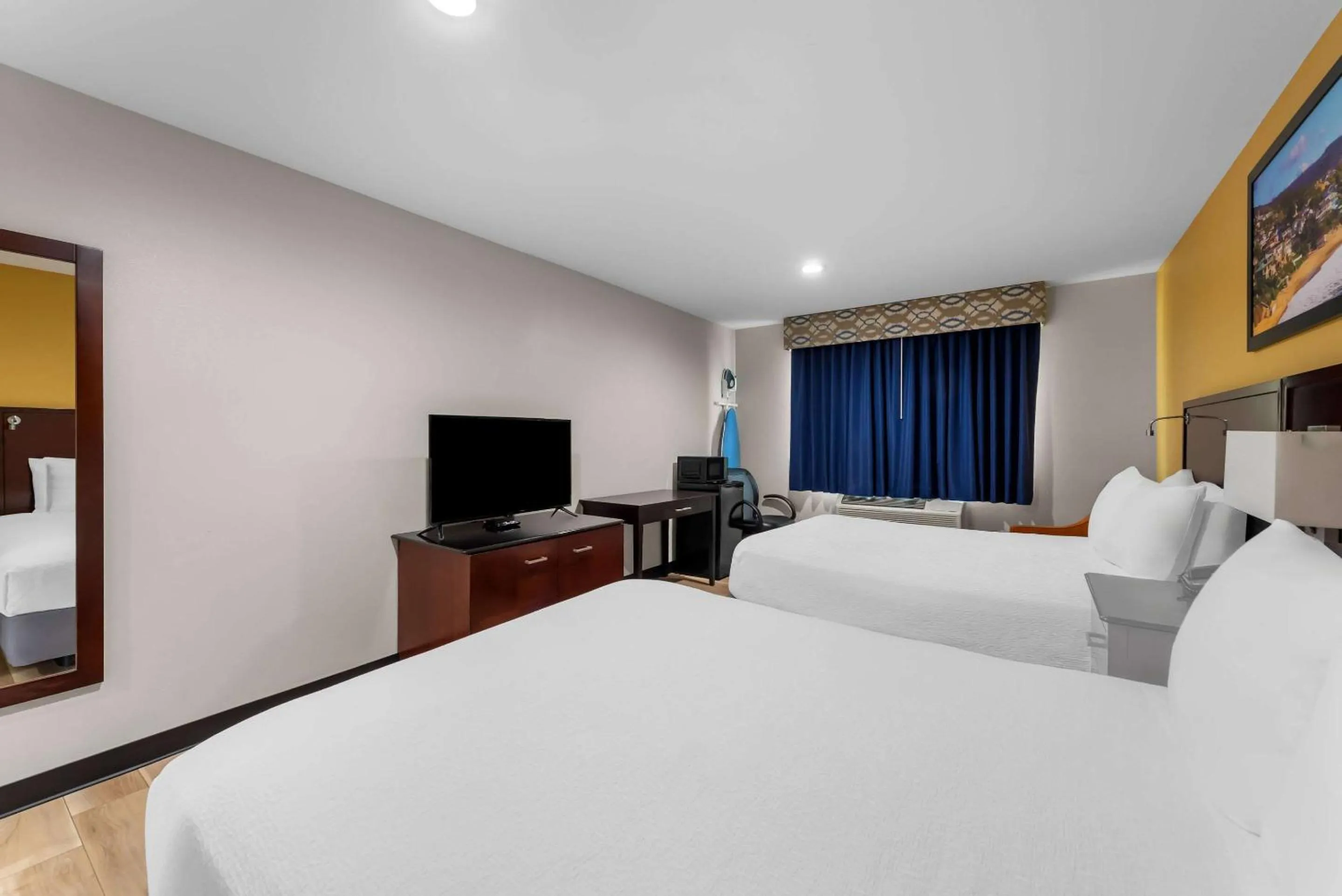 Bedroom, Bed in SureStay Plus Hotel by Best Western Chula Vista West