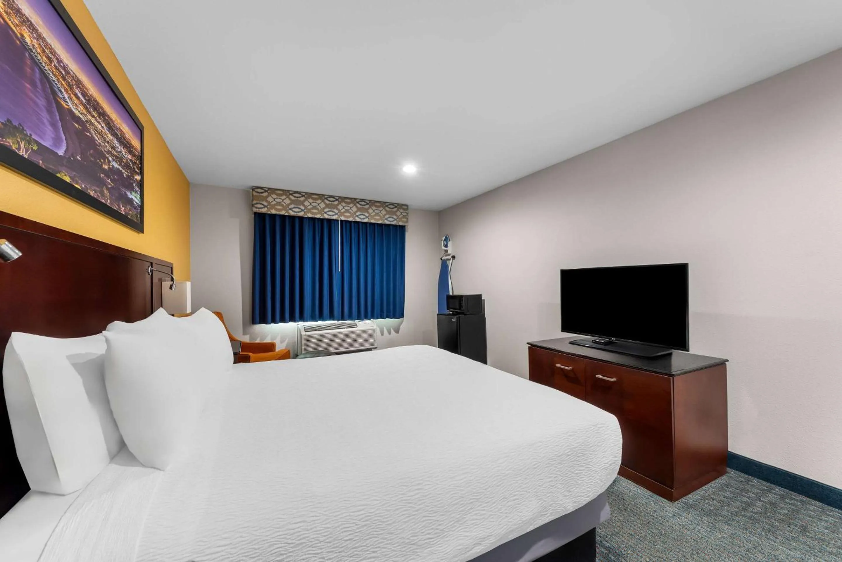 Bedroom, Bed in SureStay Plus Hotel by Best Western Chula Vista West