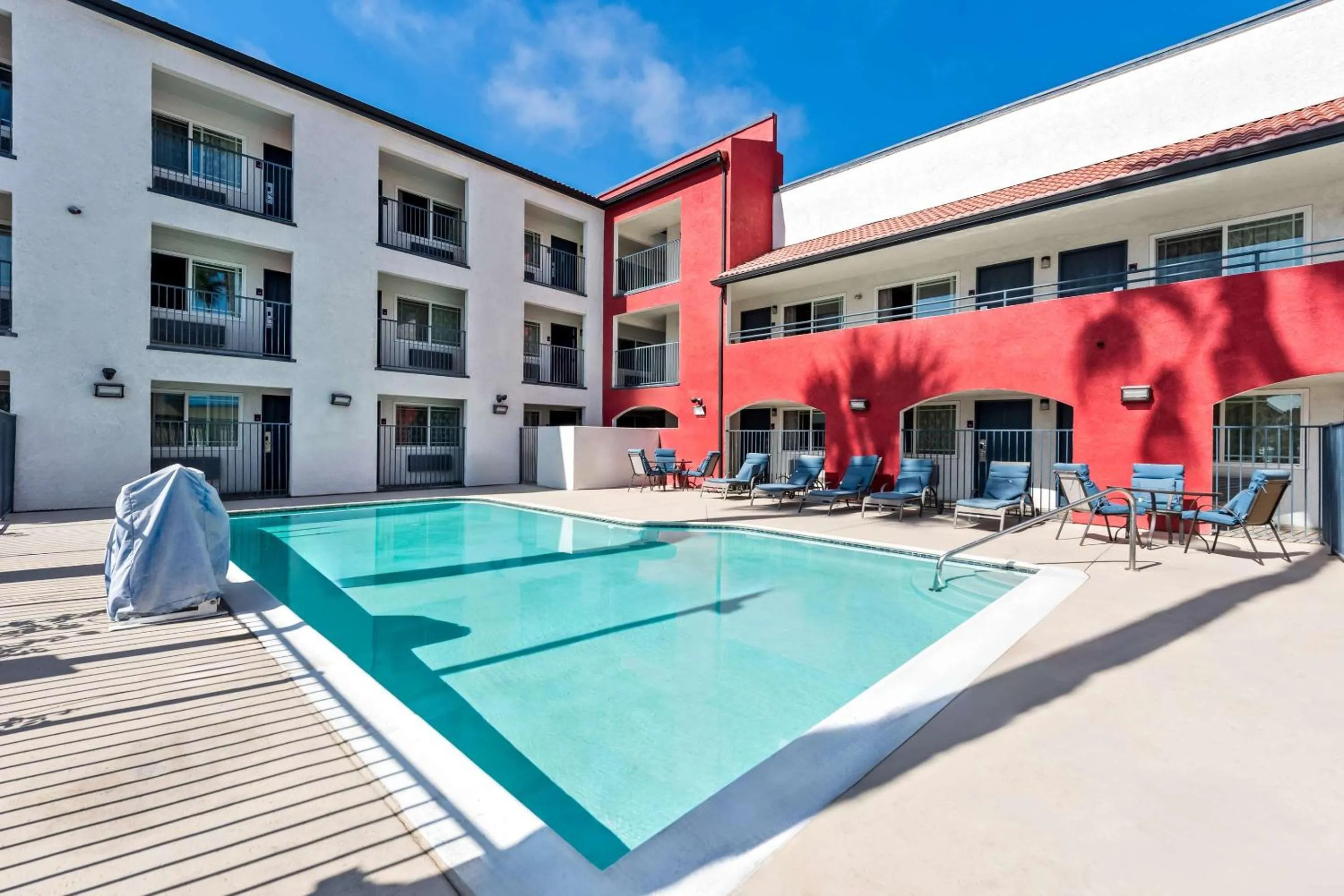 Swimming pool in Quality Inn San Diego South - Chula Vista