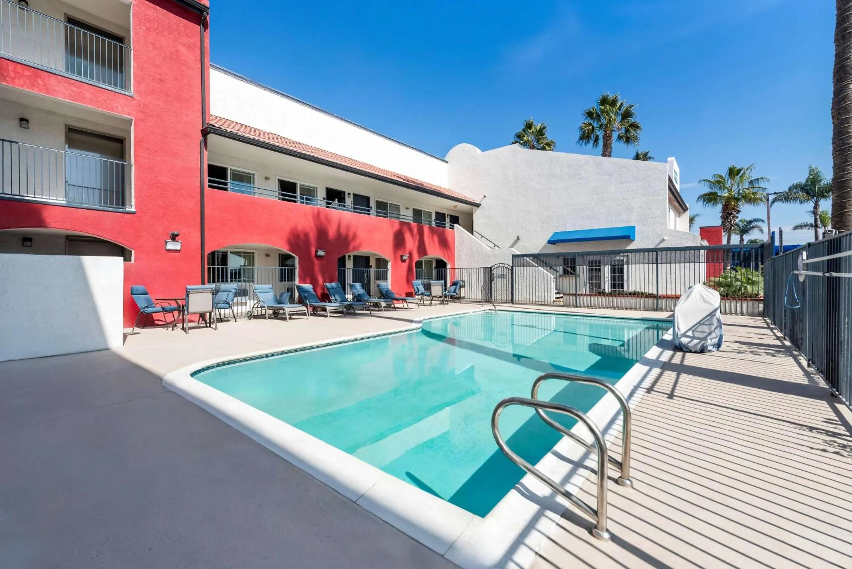 Swimming pool in Quality Inn San Diego South - Chula Vista