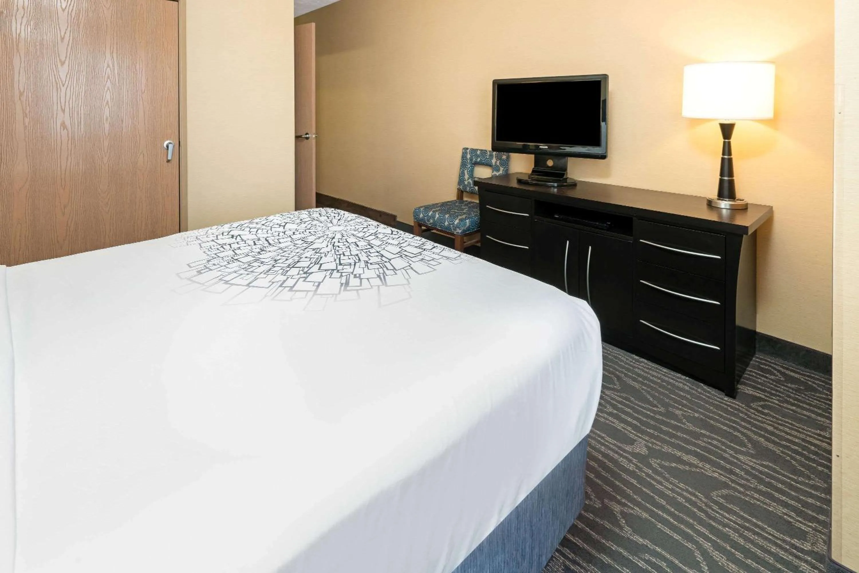 Photo of the whole room, Bed in La Quinta by Wyndham Logan