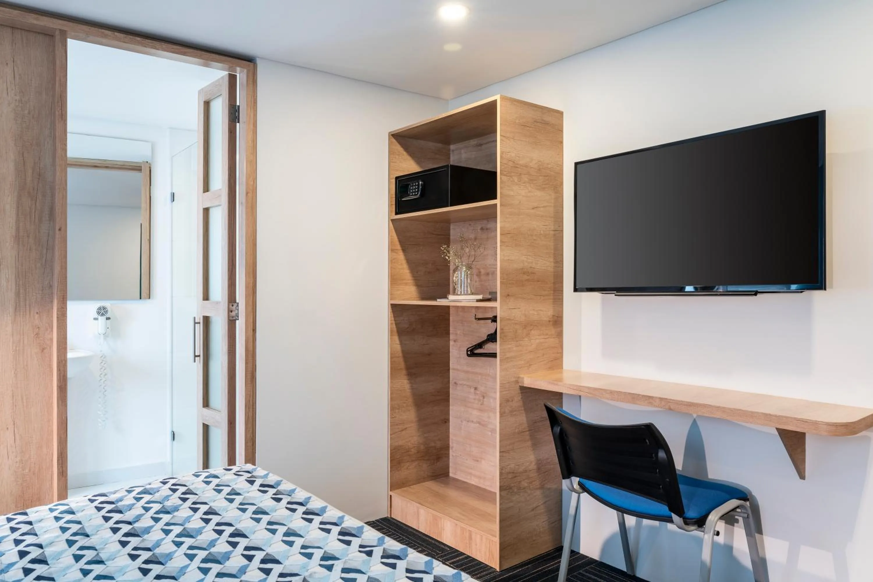 wardrobe, Bed in Hotel Camino de la Sal