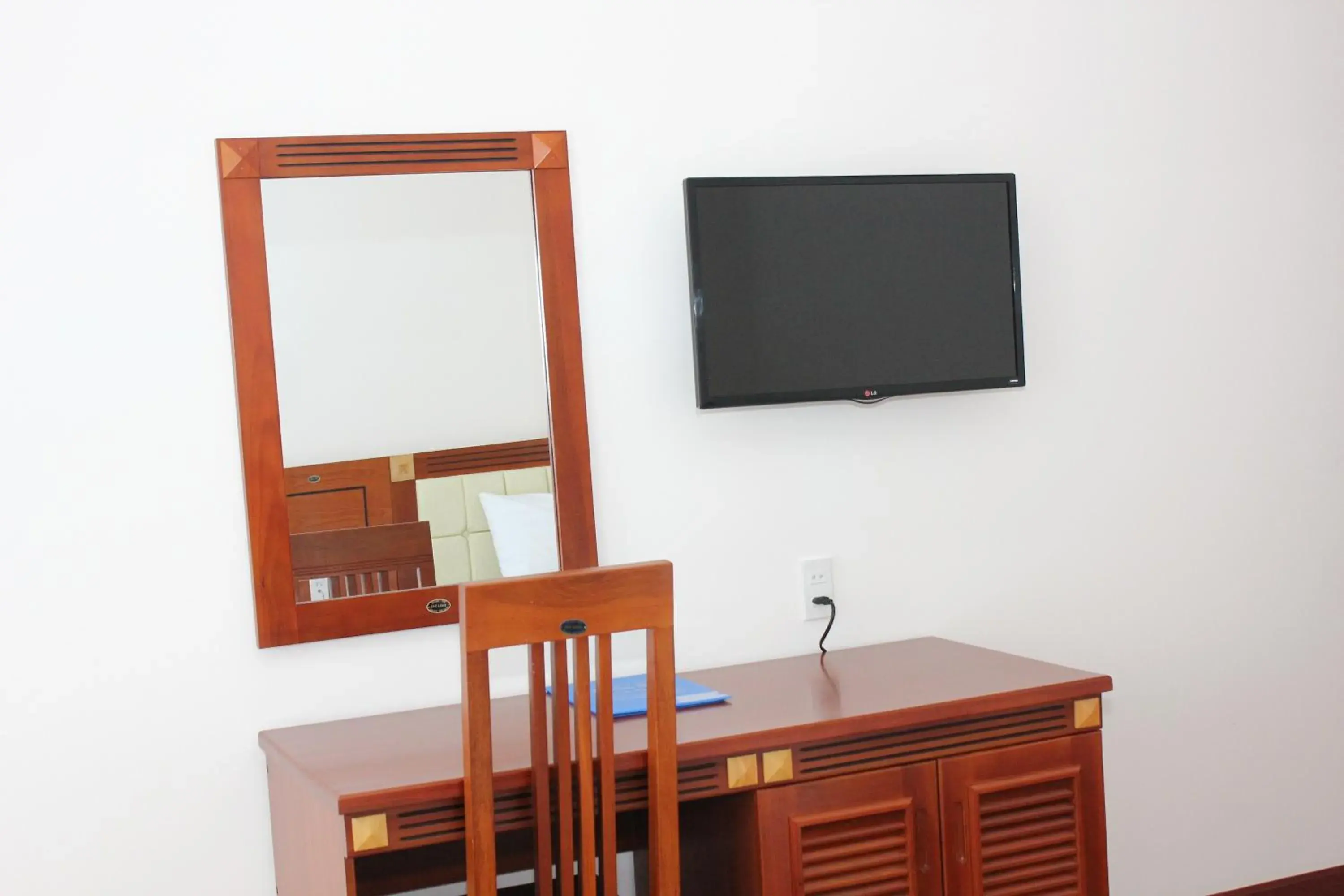 Deluxe Double Room with Balcony - single occupancy in Hoang Ngoc Hotel Deluxe Double Room with Balcony - single occupancy in Hoang Ngoc Hotel