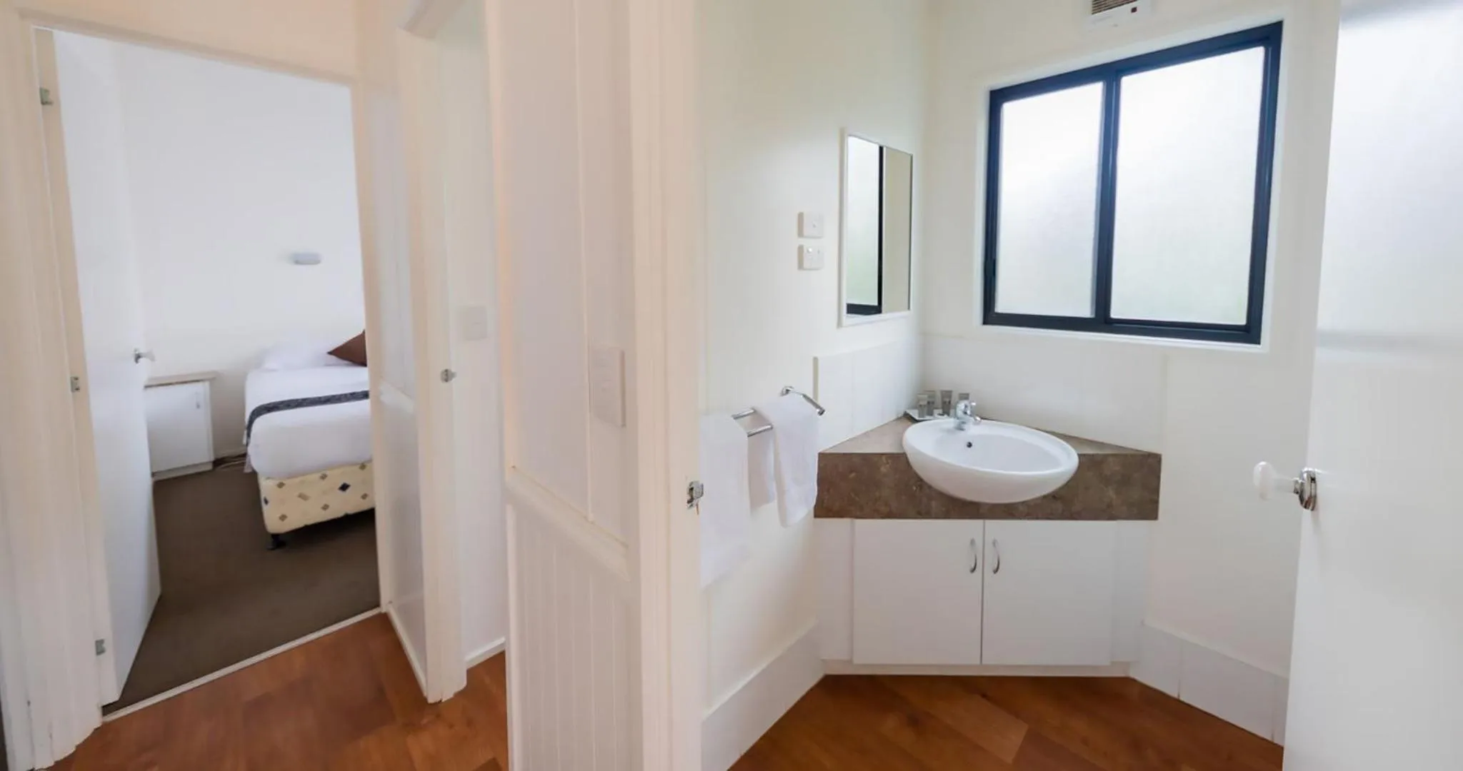 Bathroom, Bed in BIG4 Breeze Holiday Parks - Eildon