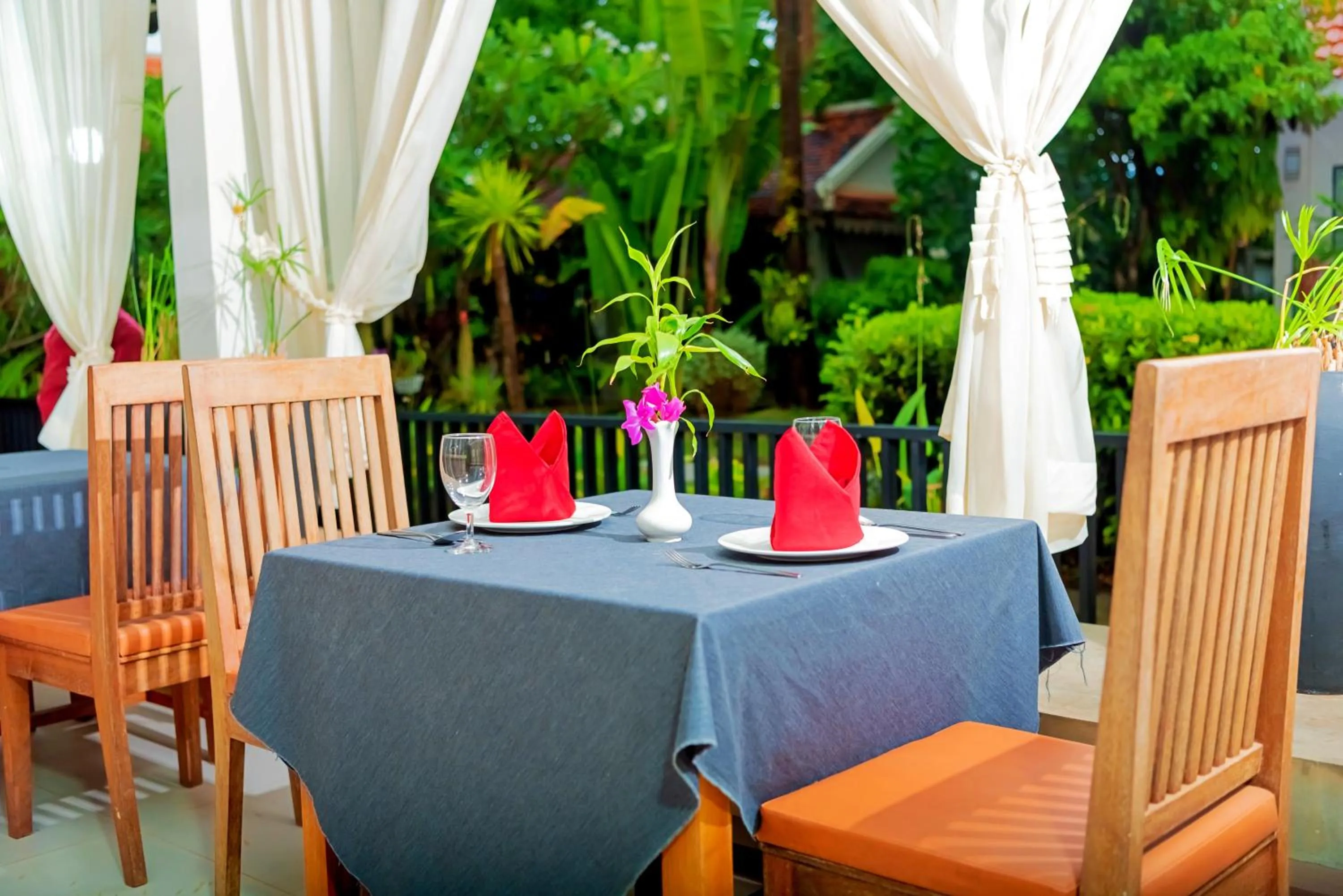 Restaurant/places to eat in New Riverside Hotel