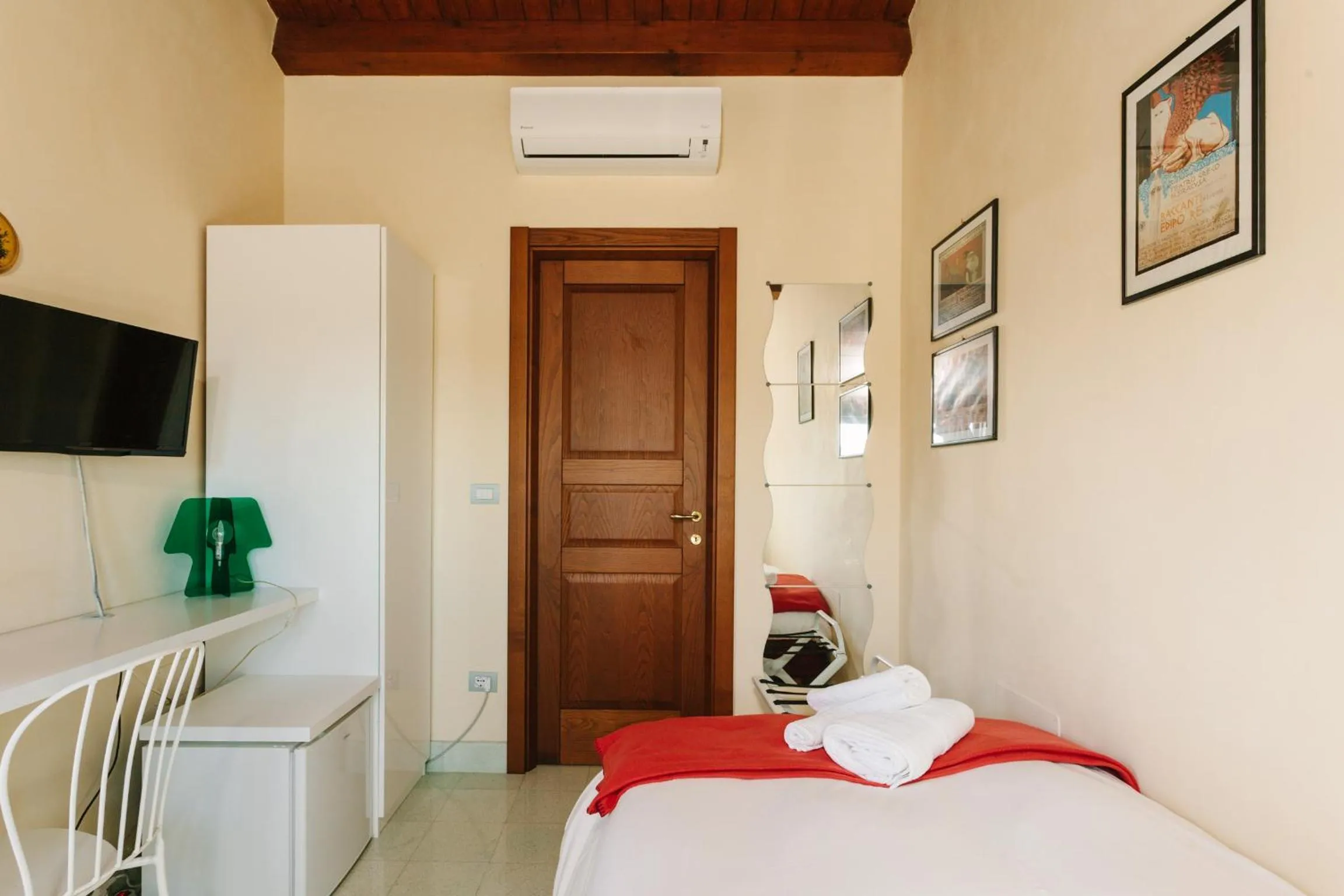 Photo of the whole room, Bed in Dimora Archimedea