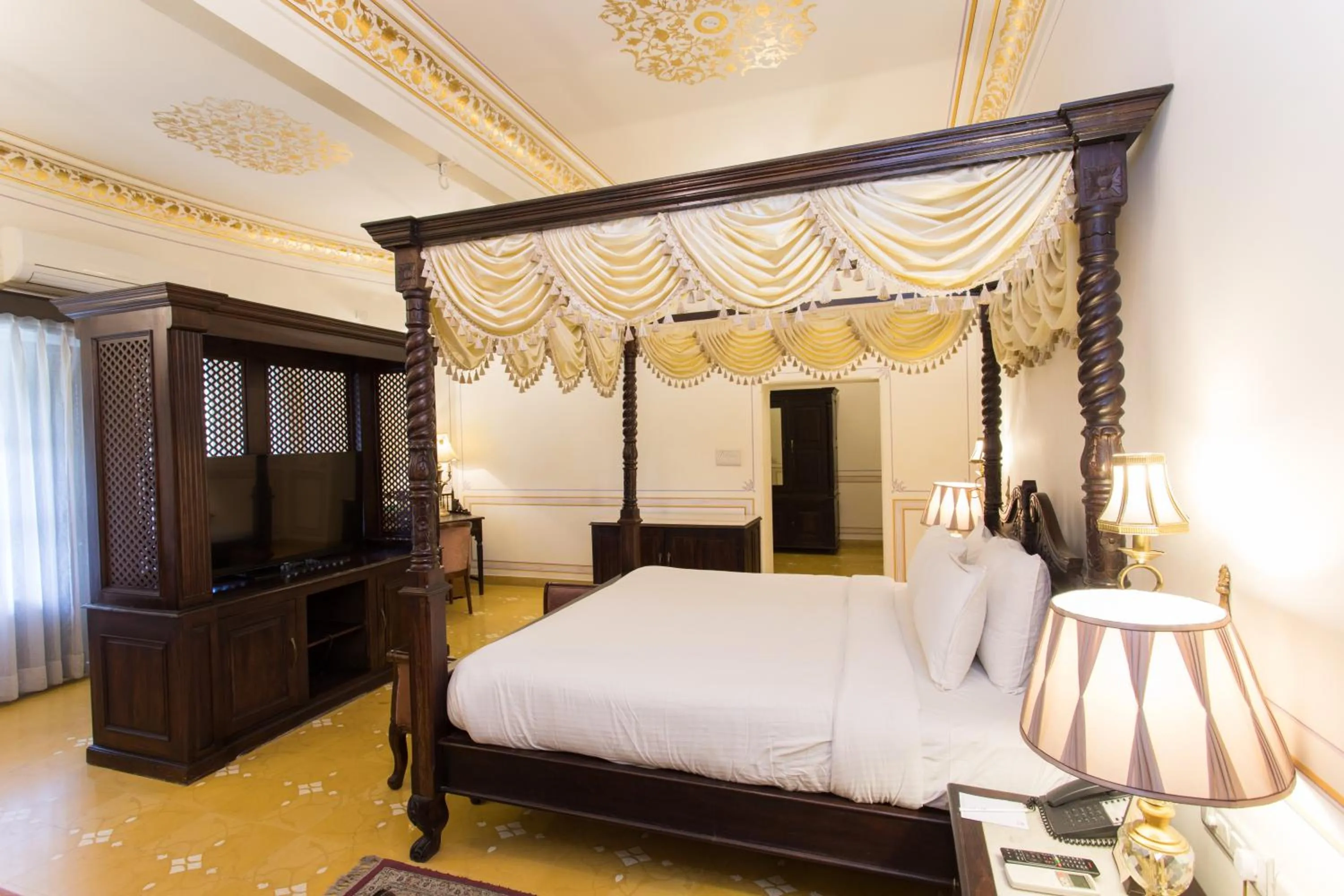 Bedroom, Bed in Grand Uniara A Heritage Hotel