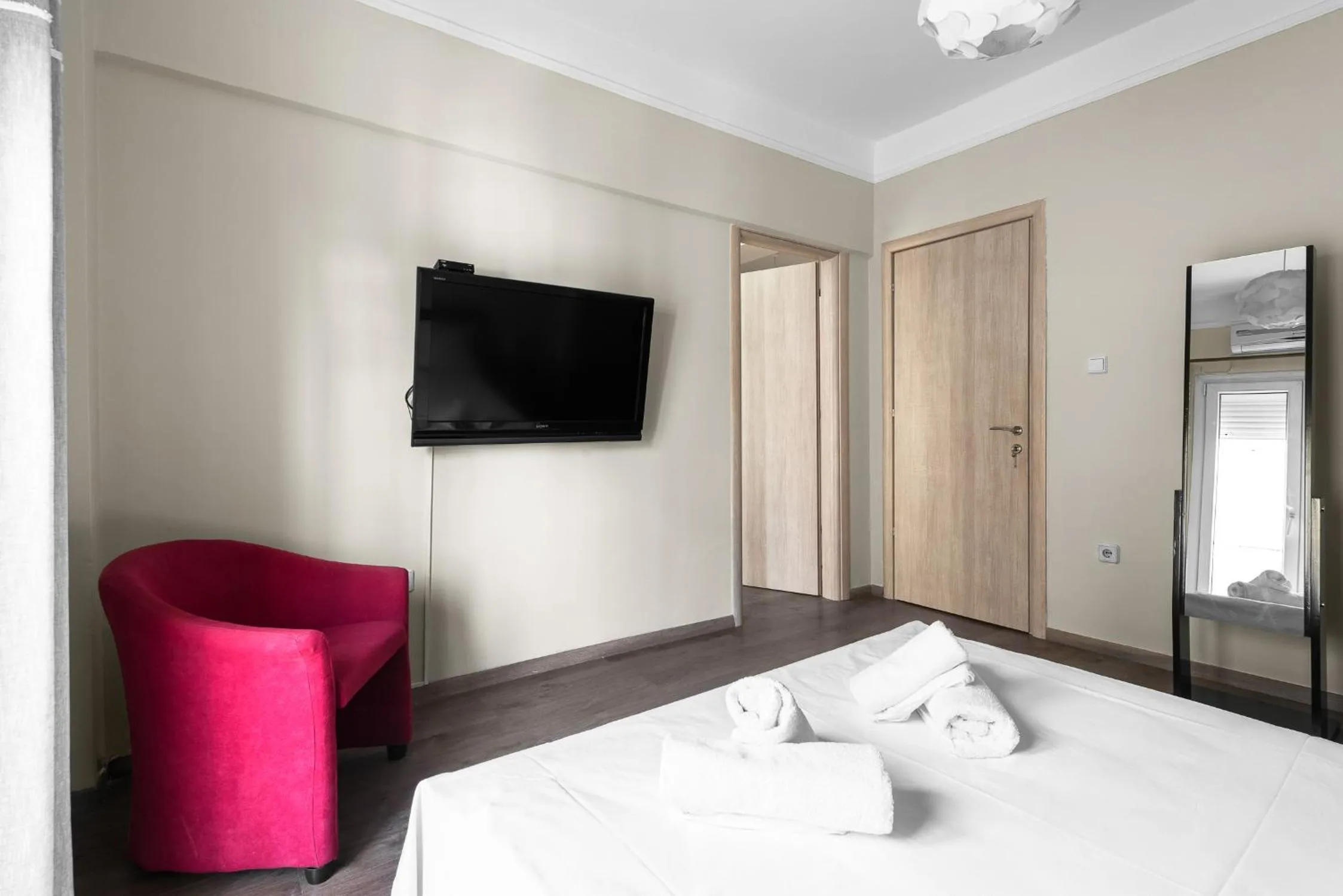 Bed in 93, Nilie Hospitality MGMT