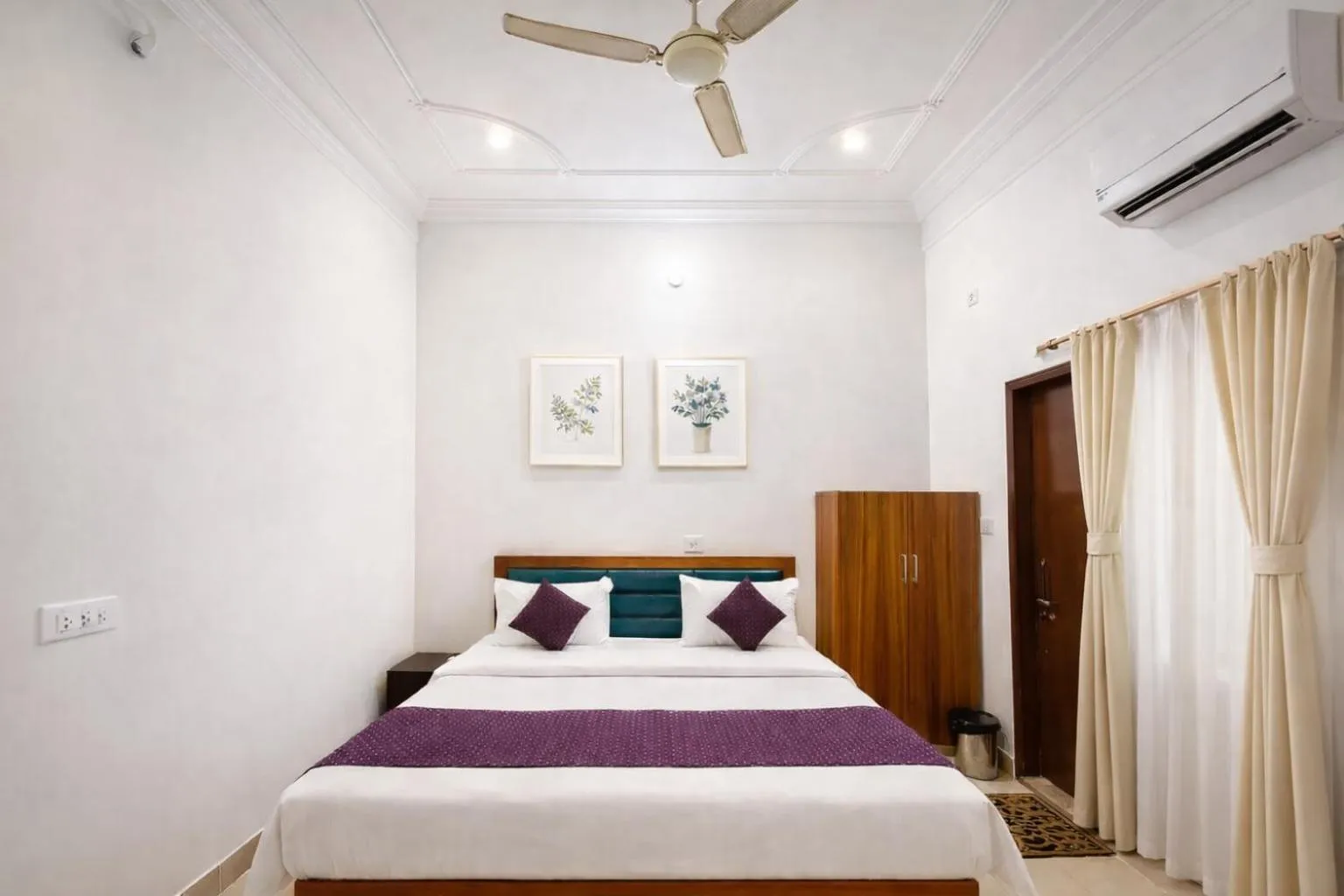 Bed in Murli Manohar Palace