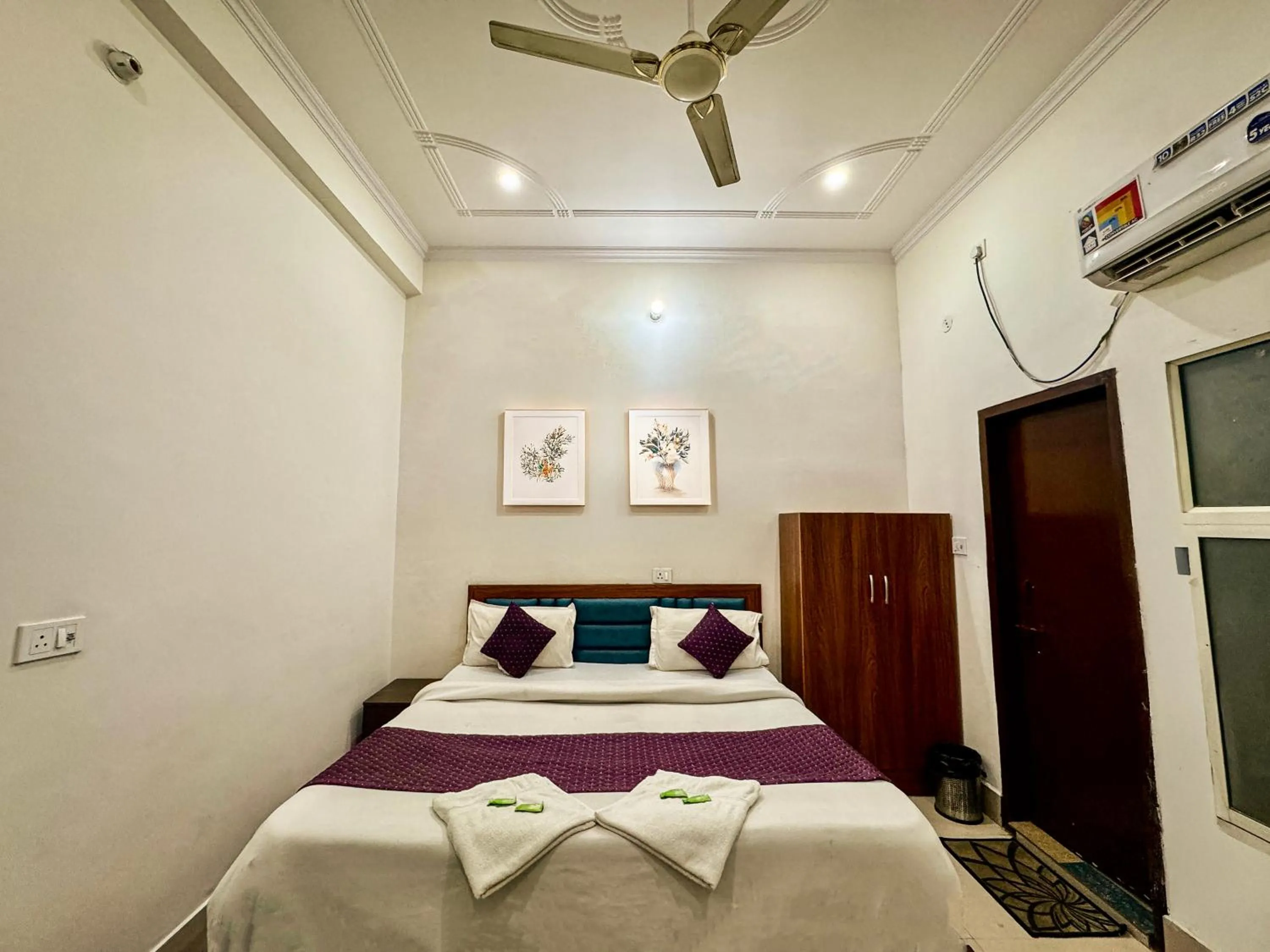 Bed in Murli Manohar Palace