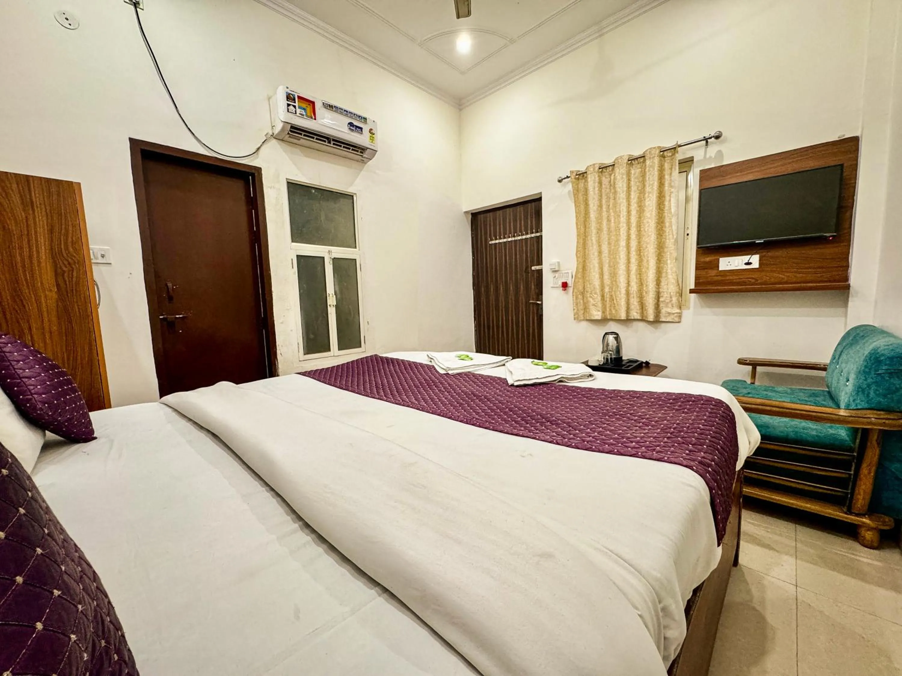 Bed in Murli Manohar Palace