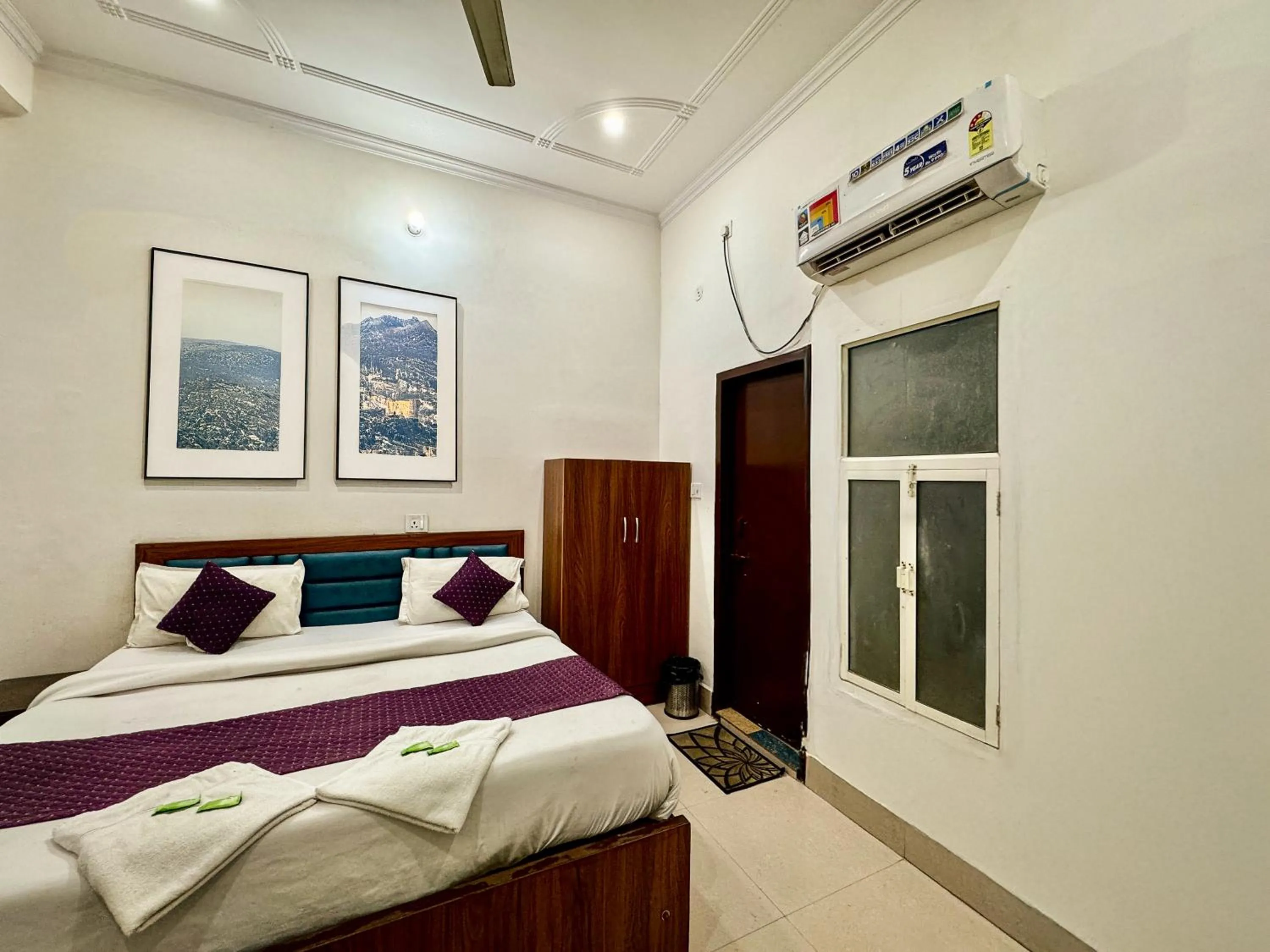 Bed in Murli Manohar Palace