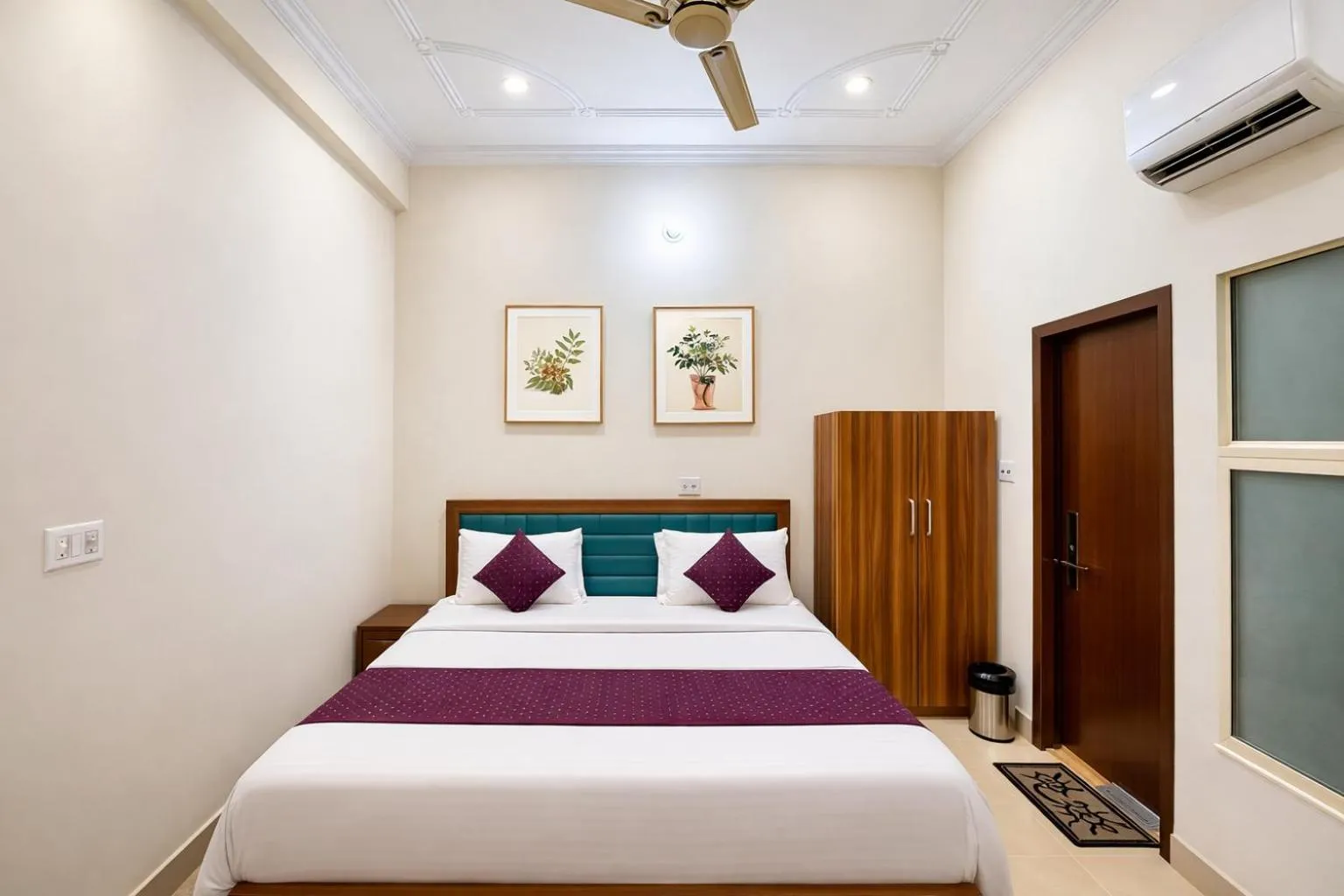 Bed in Murli Manohar Palace