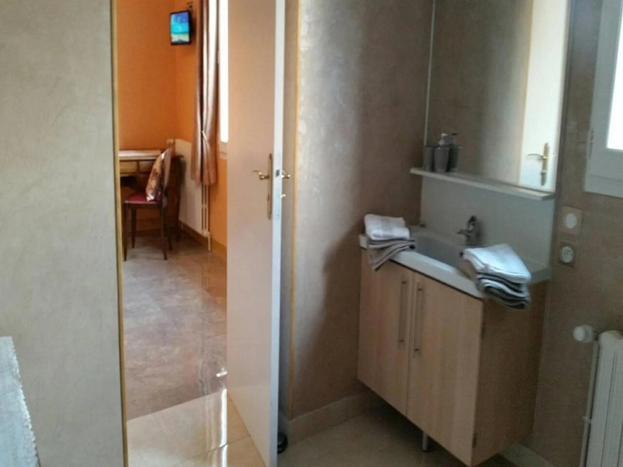 Shower, Bed in Chambres D'hôtes du Plessis