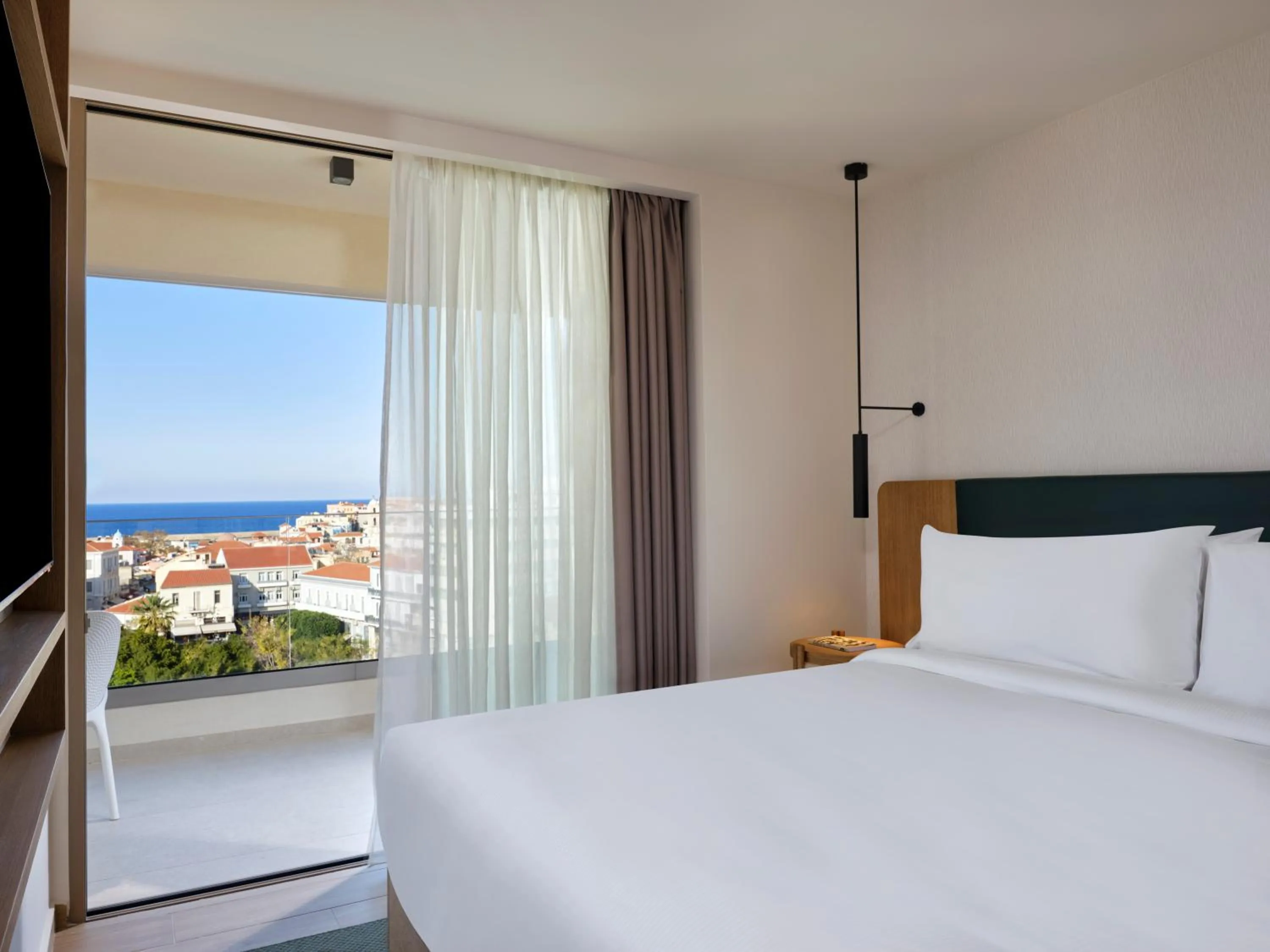 TV and multimedia, Bed in Hilton Garden Inn Chania City