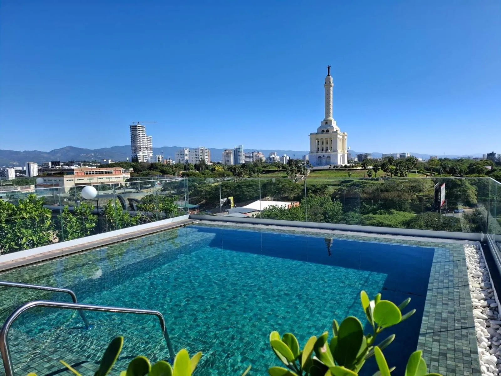 Swimming pool in Hotel Hampton By Hilton Santiago De Los Caballeros