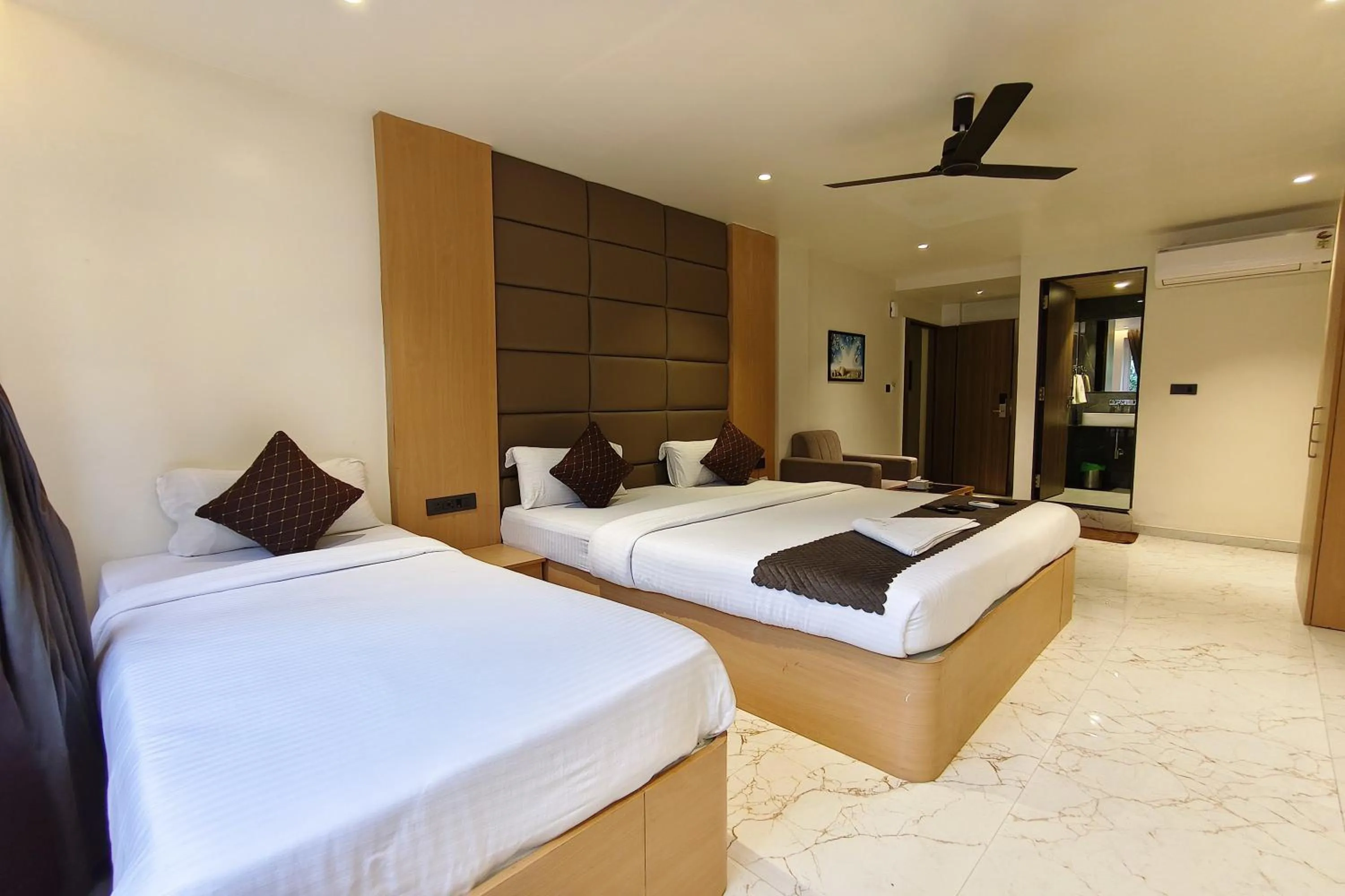 Photo of the whole room in The Golden Arc