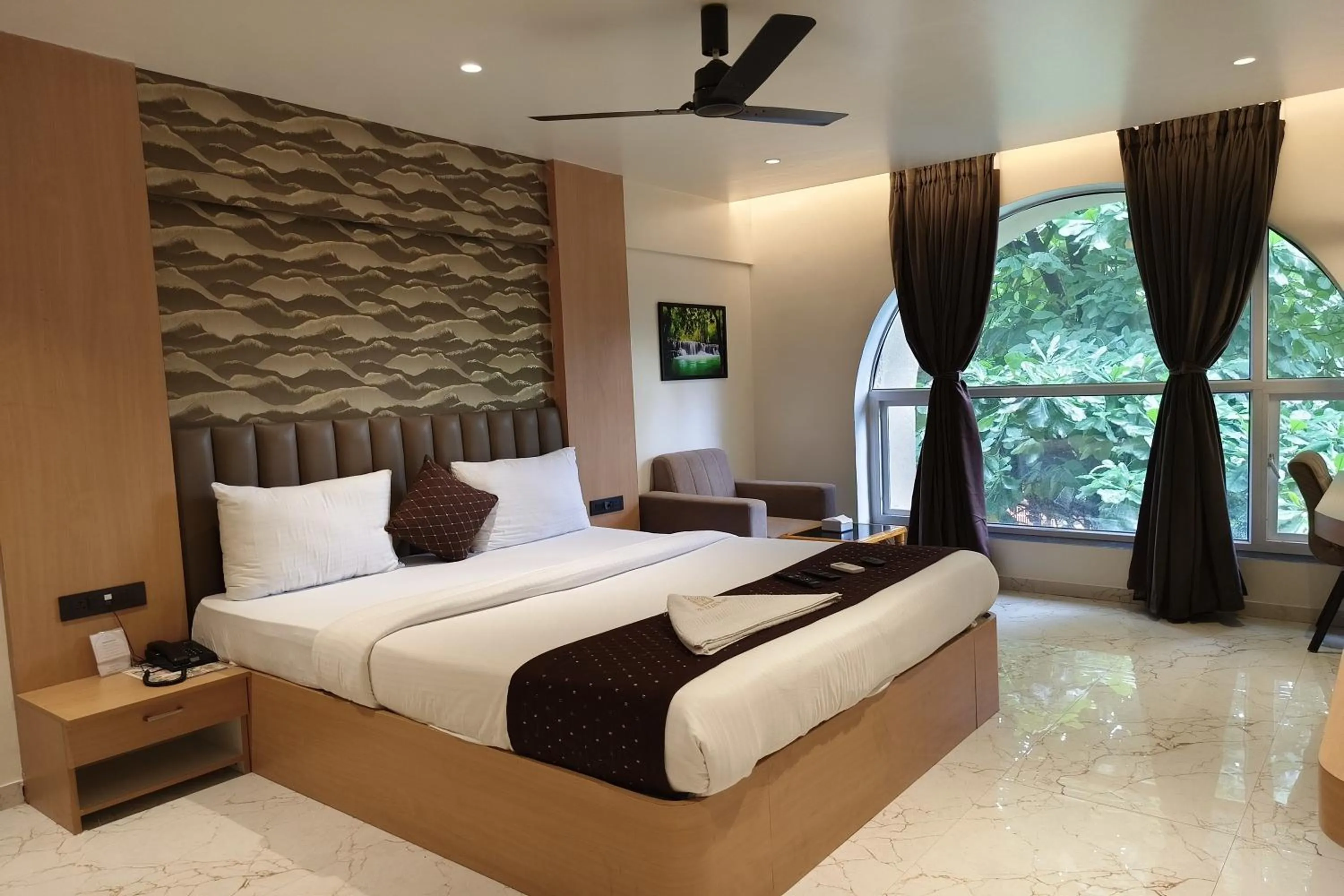 Photo of the whole room in The Golden Arc