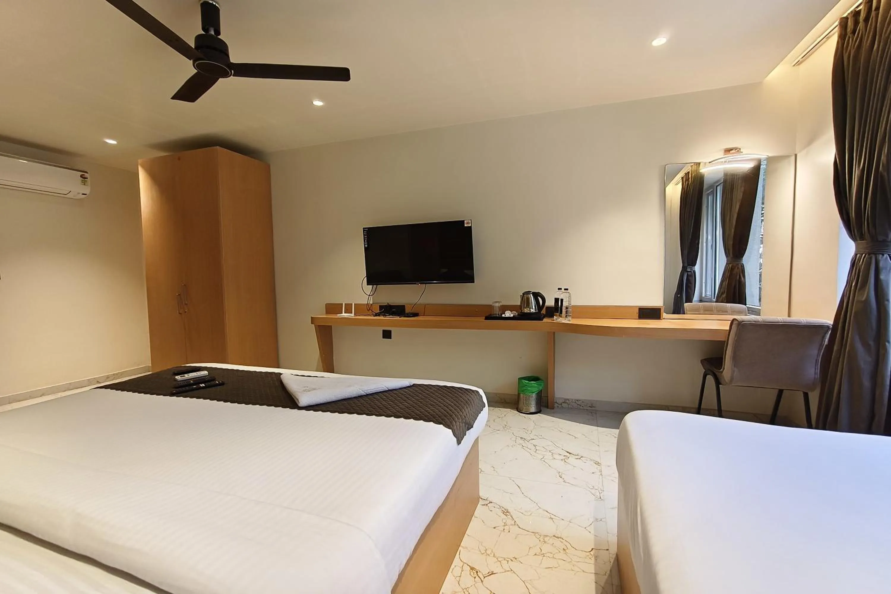 Photo of the whole room in The Golden Arc