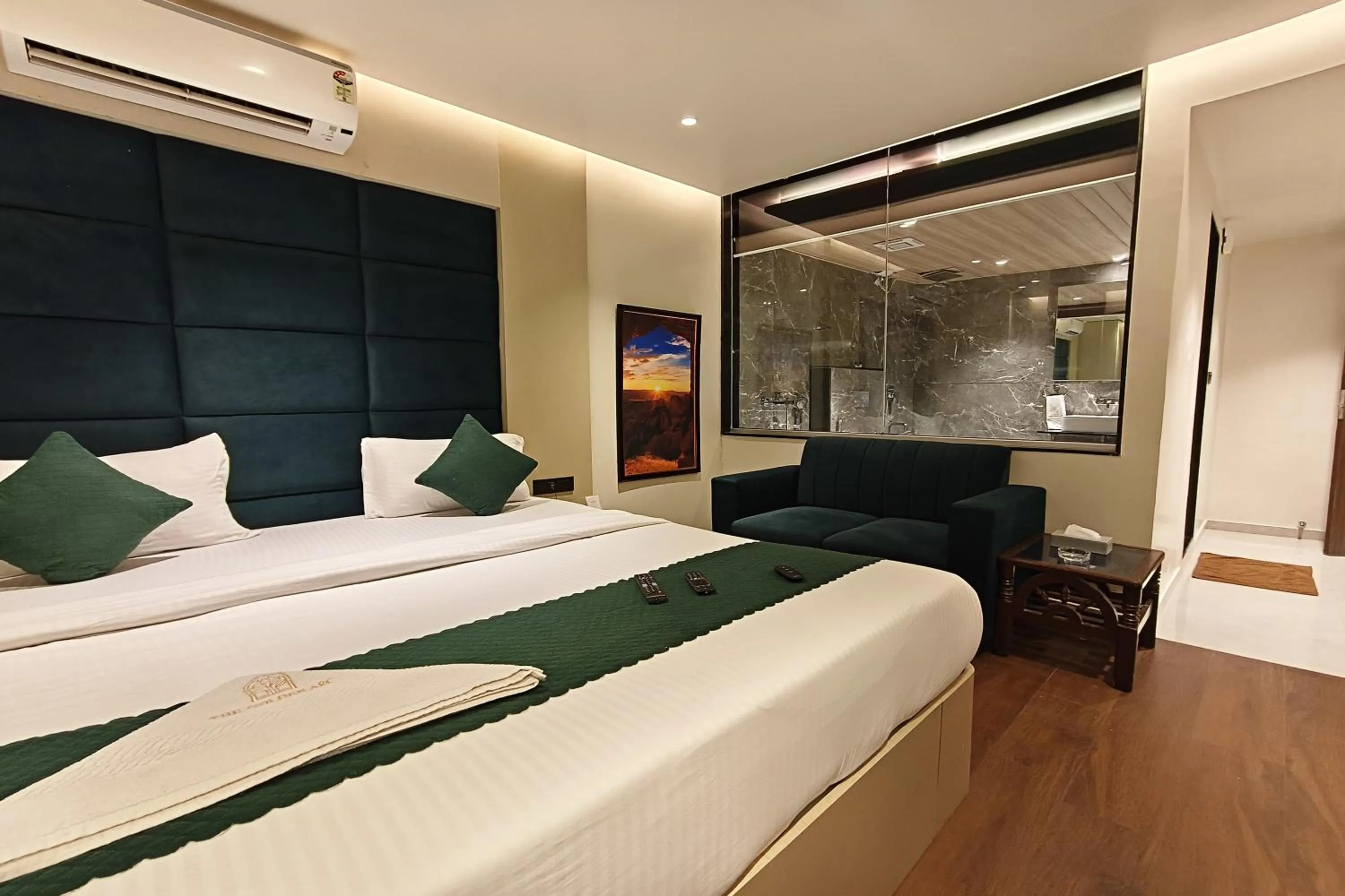 Photo of the whole room in The Golden Arc