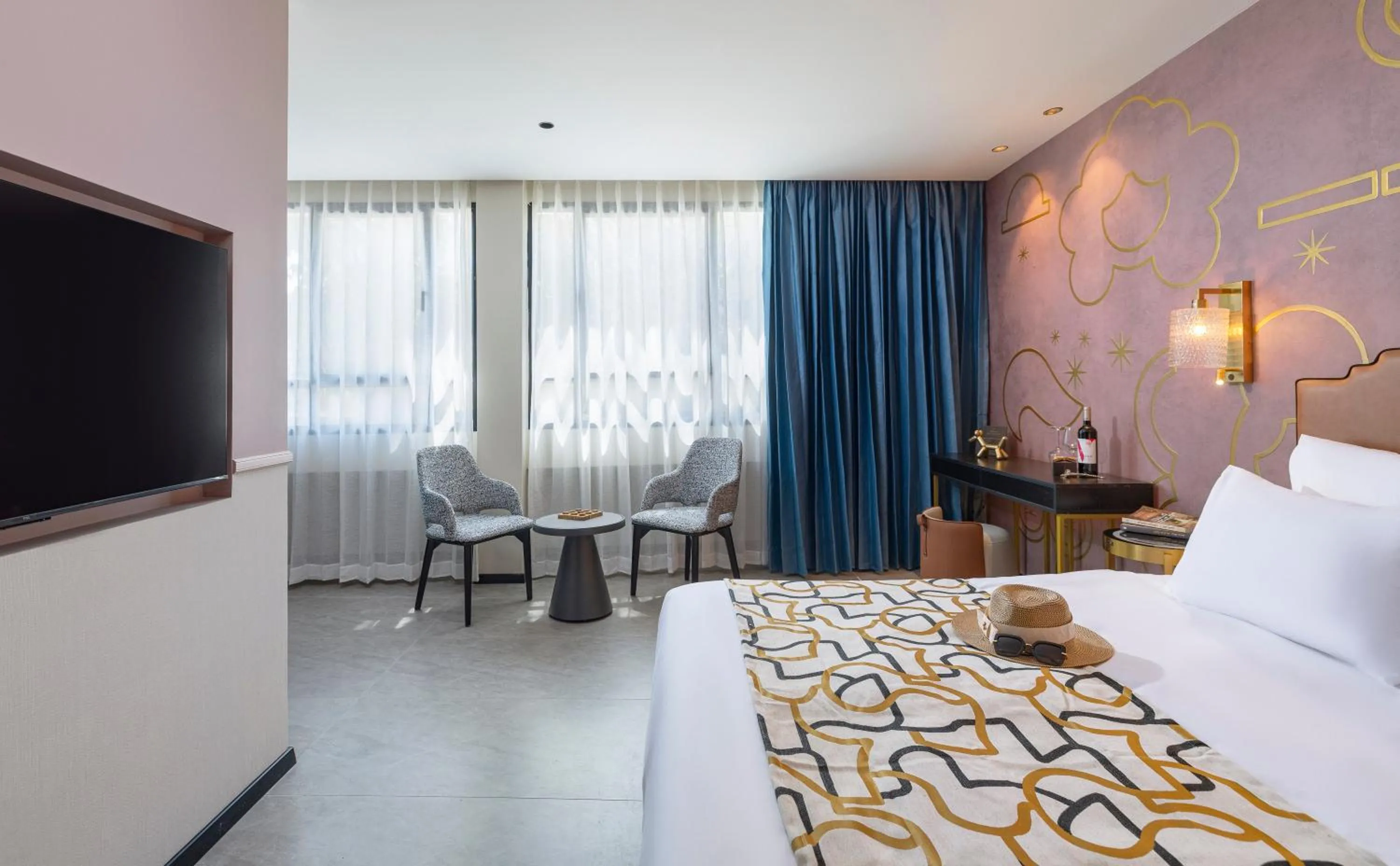 Deluxe Double Room - Disability Access in Iconic Hotel - by Echo Hotels