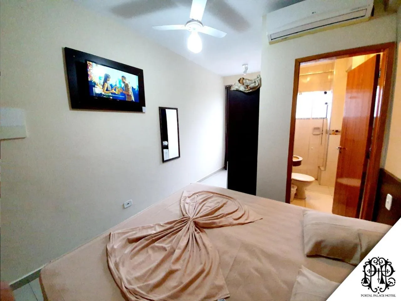 Bed in Portal Palace Hotel