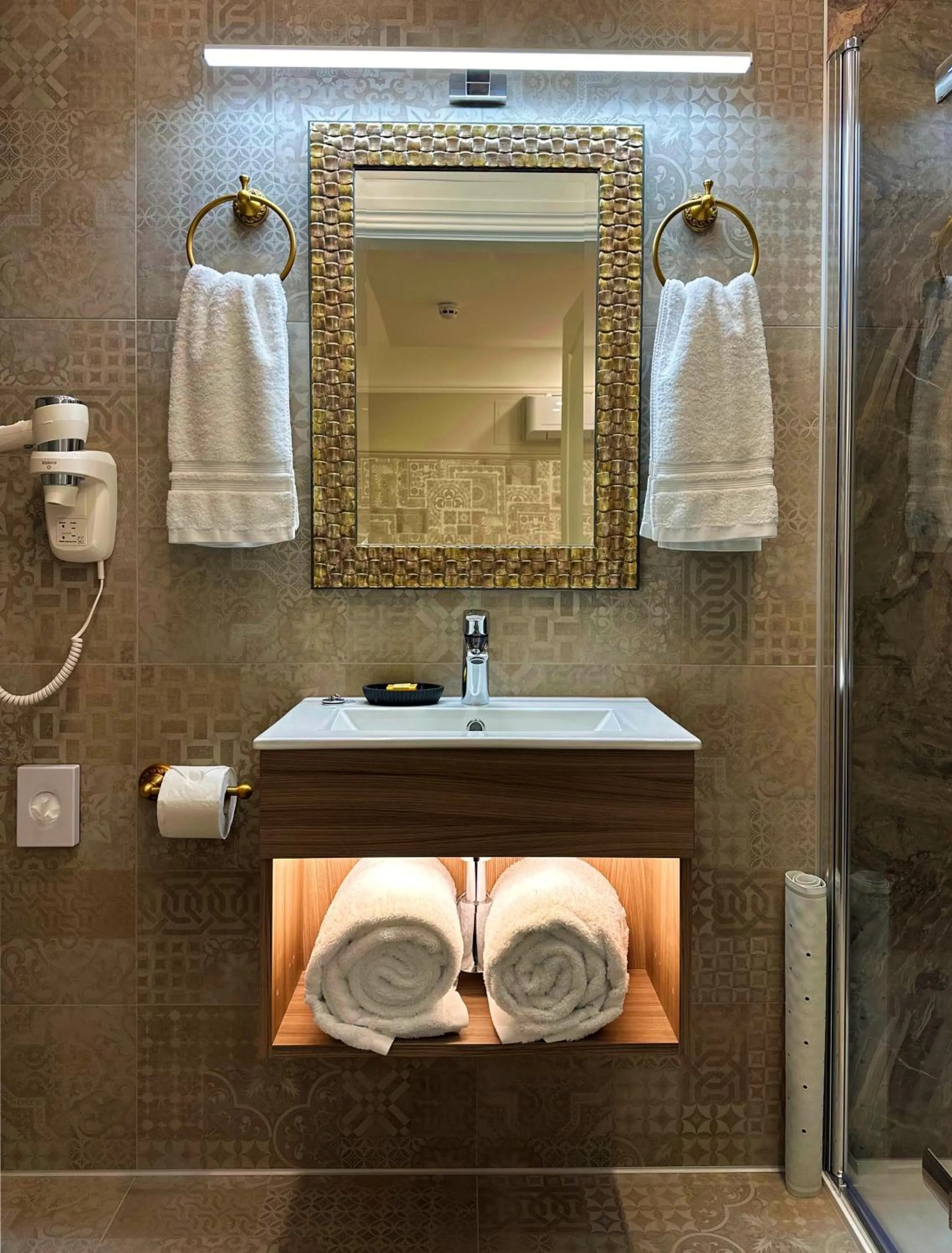 Bathroom in Riverside Inn