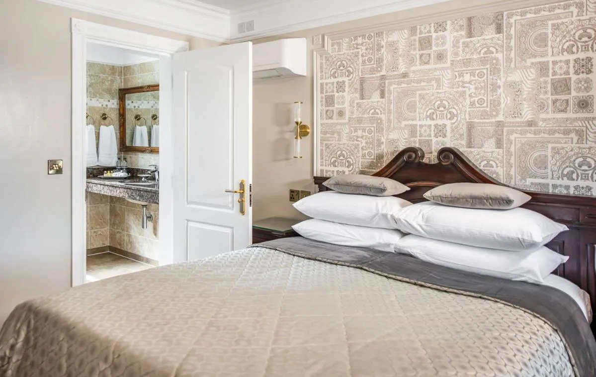 Bed in Riverside Inn