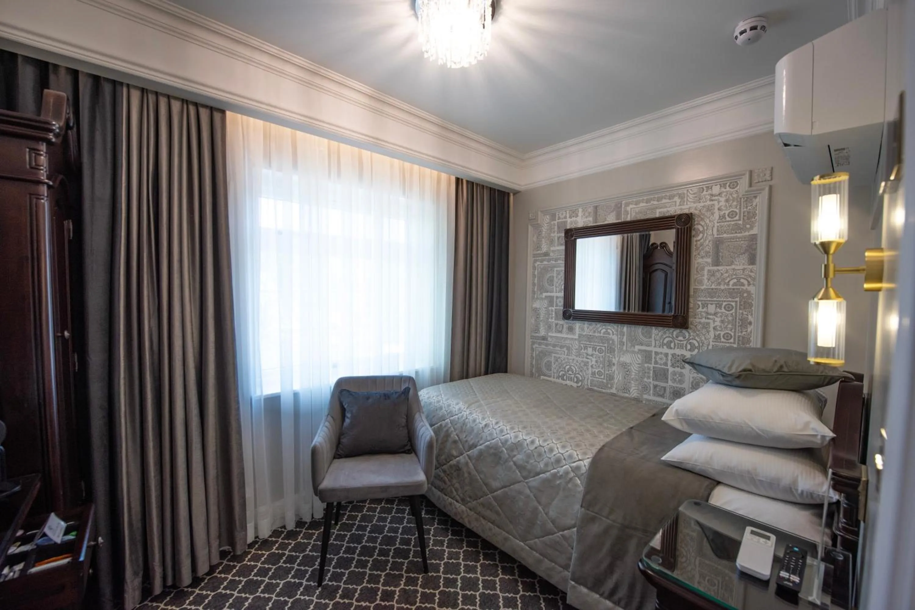 Bedroom, Bed in Riverside Inn