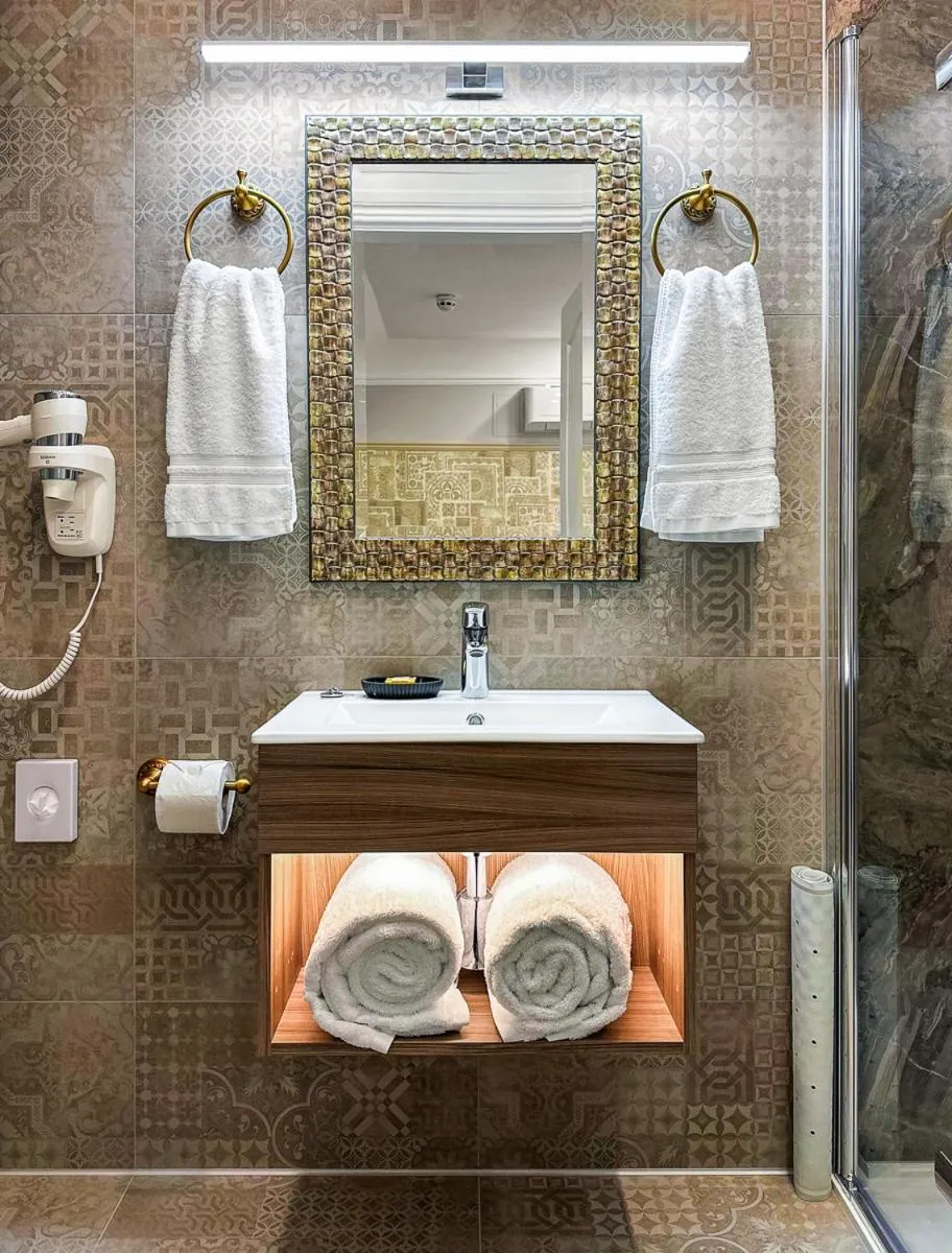 Shower in Riverside Inn