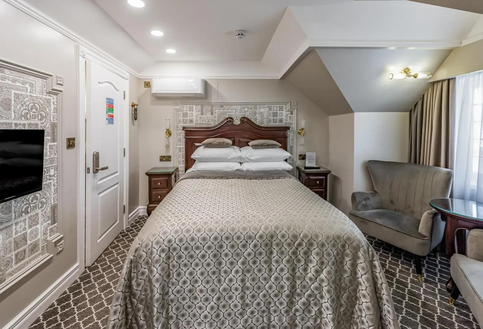 Bedroom, Bed in Riverside Inn