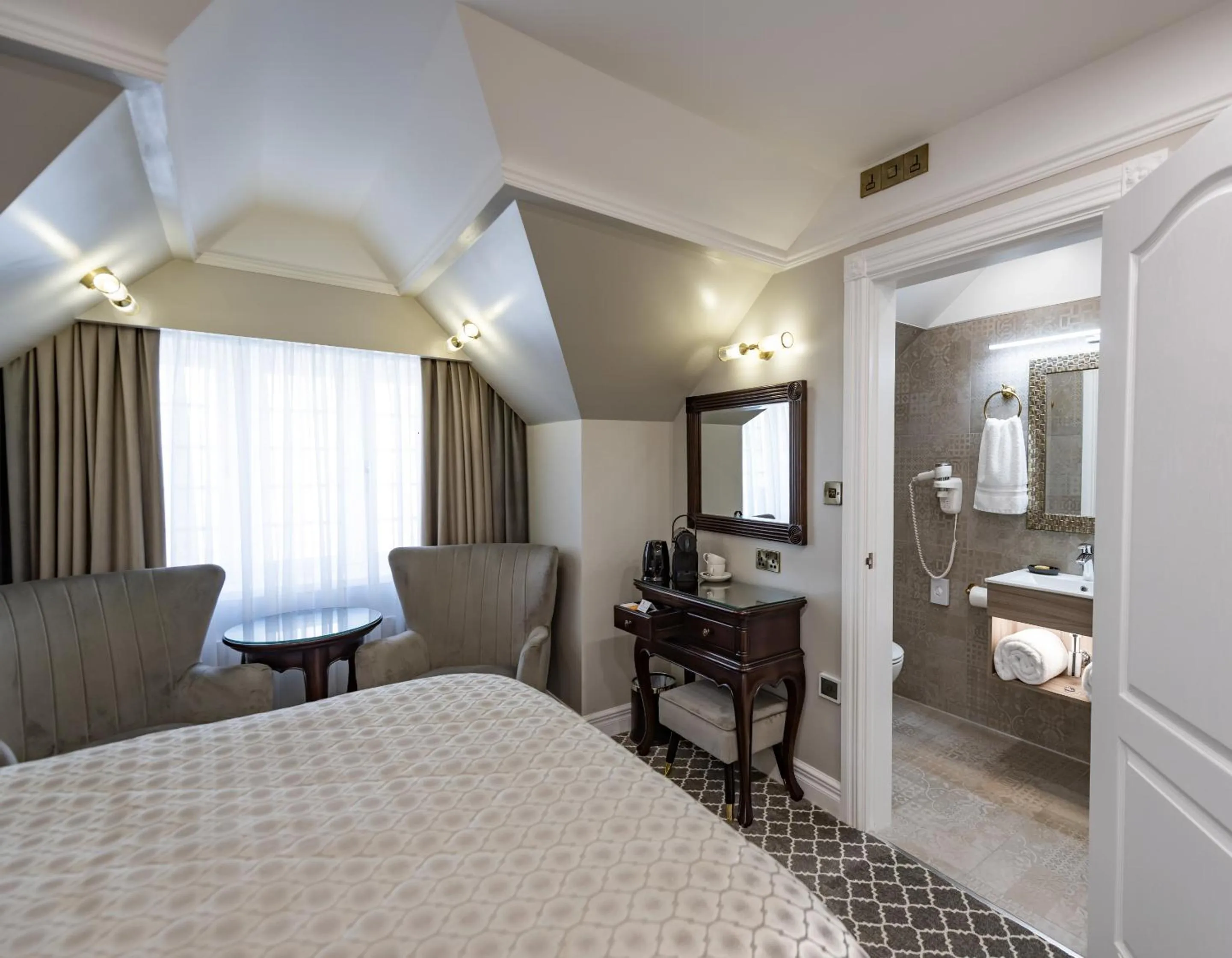 Bedroom, Bed in Riverside Inn