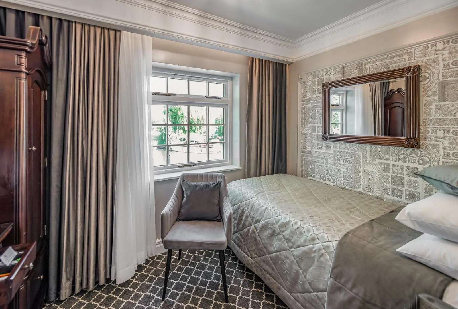 Bedroom, Bed in Riverside Inn