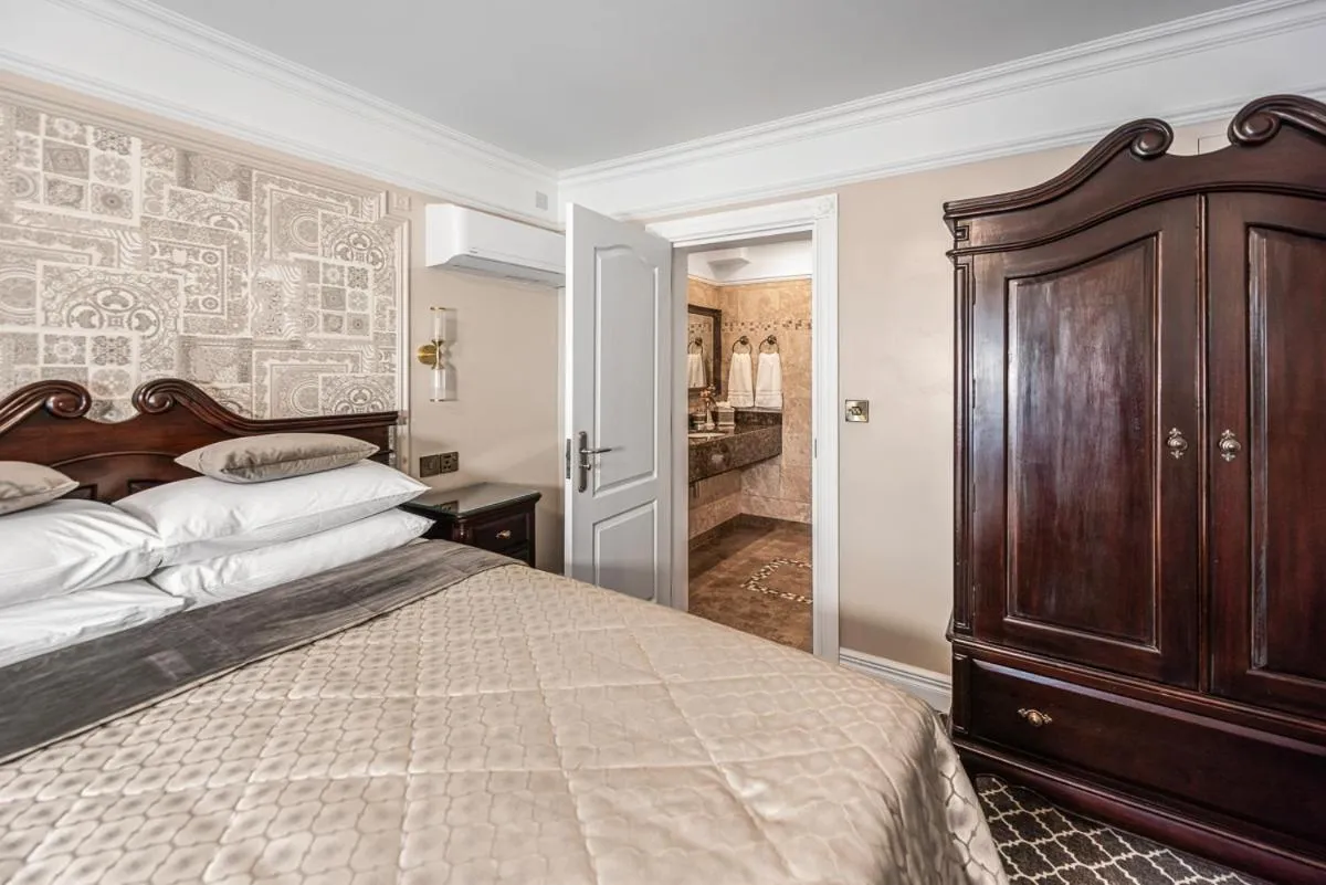 Photo of the whole room, Bed in Riverside Inn