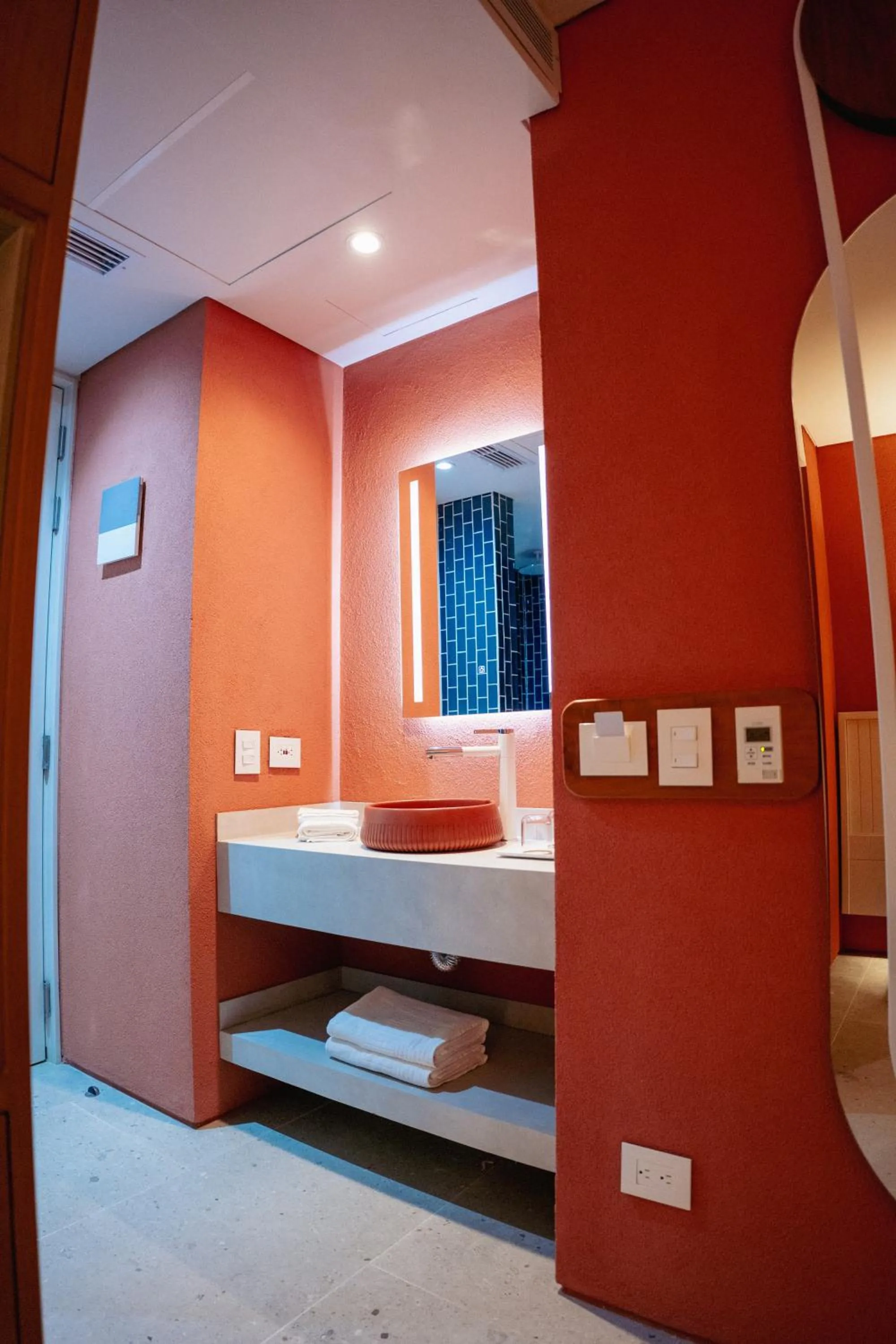 Bathroom, Bed in Zapadilly Tree Hotel