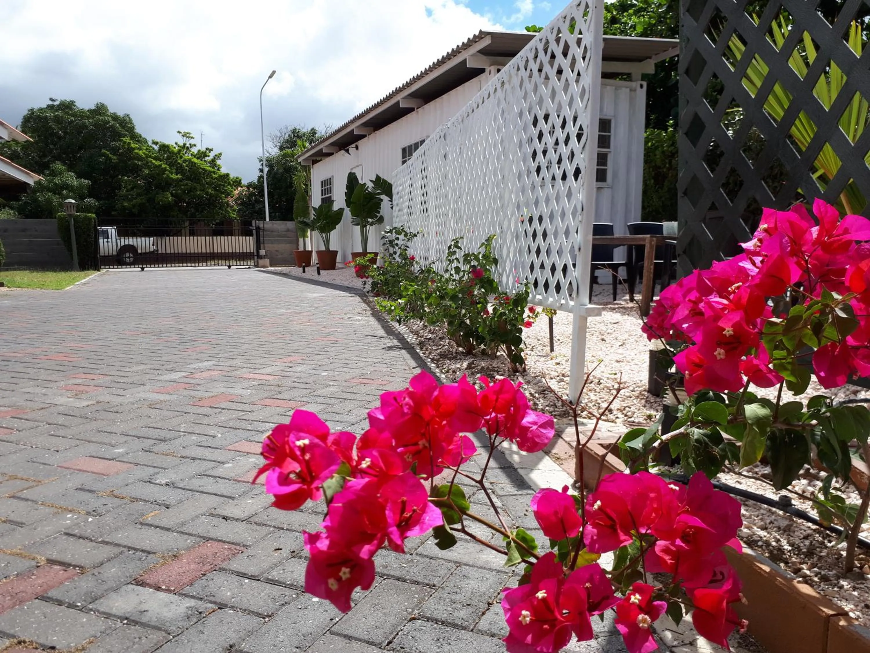 Facade/entrance in Palm Trees Apartments