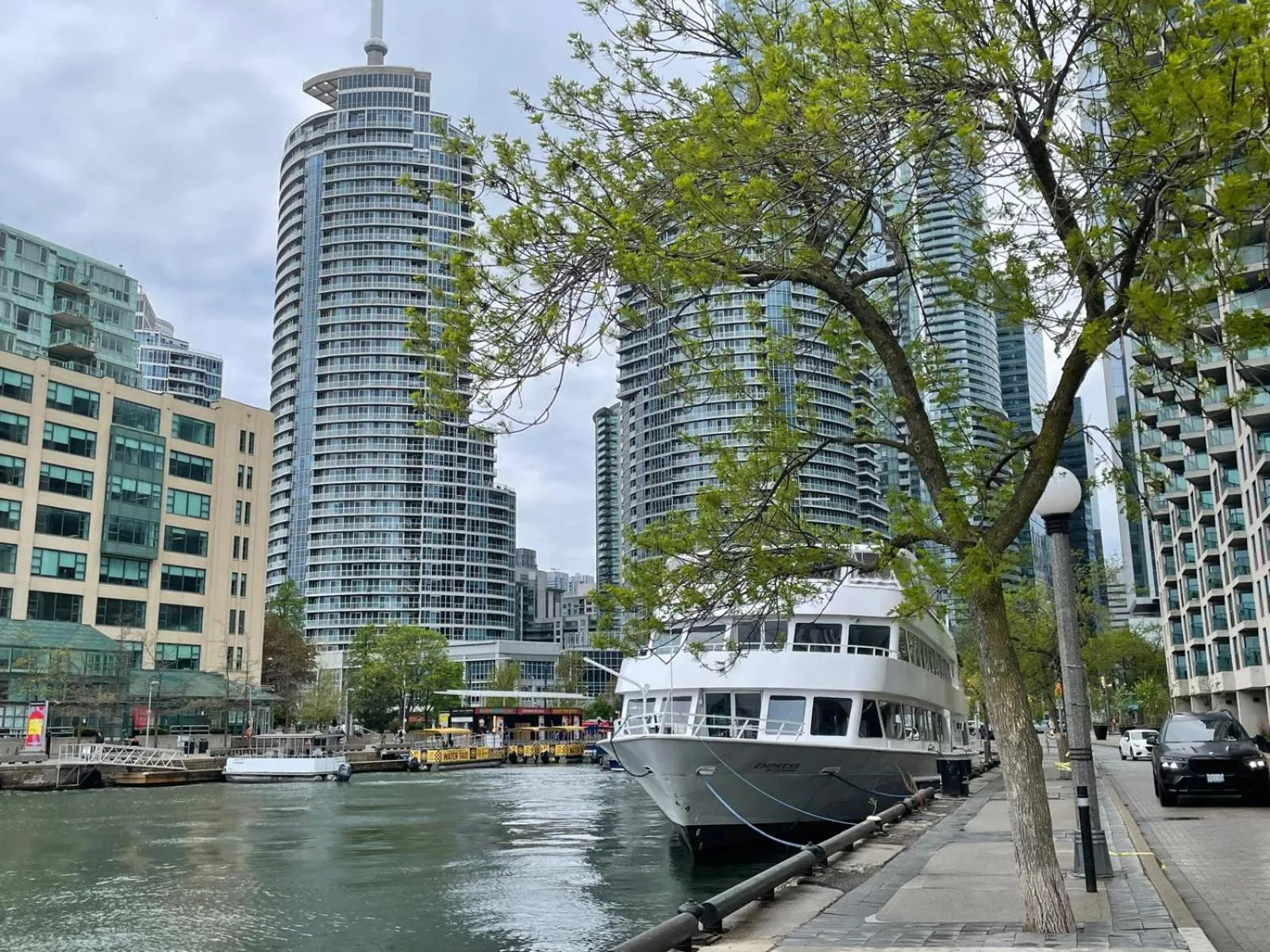 Entertainment in Dragon Gate Inn