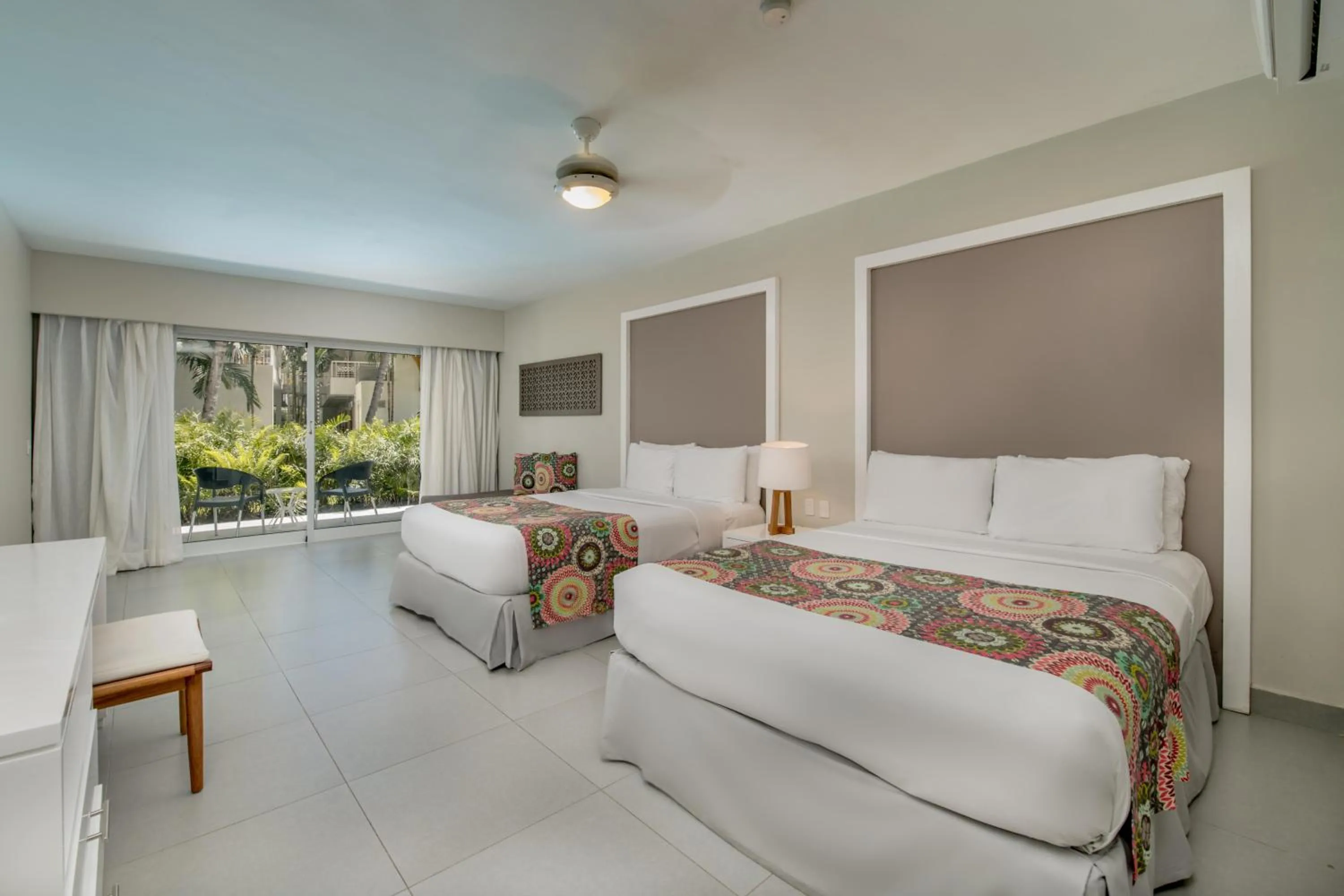 Photo of the whole room, Bed in Emotions by Hodelpa - Juan Dolio