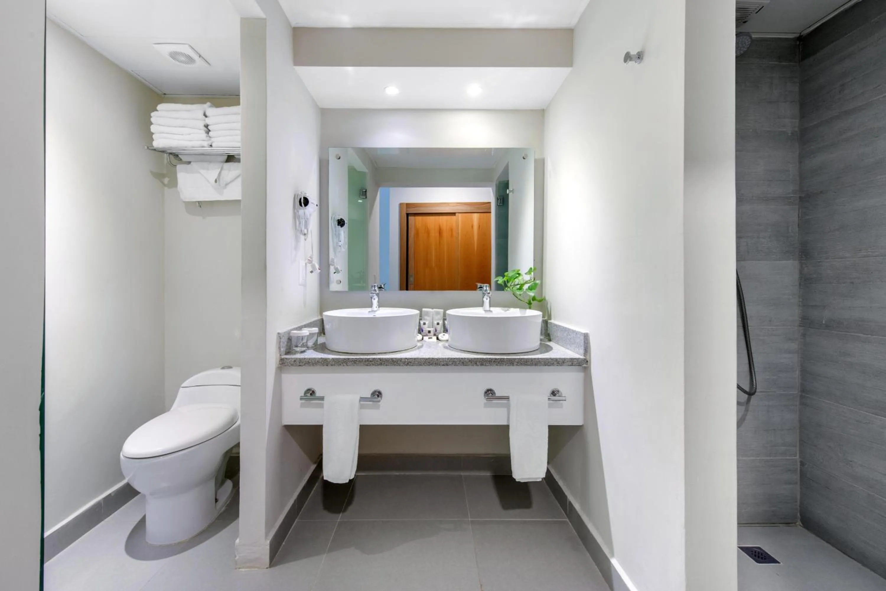 Bathroom in Emotions by Hodelpa - Juan Dolio