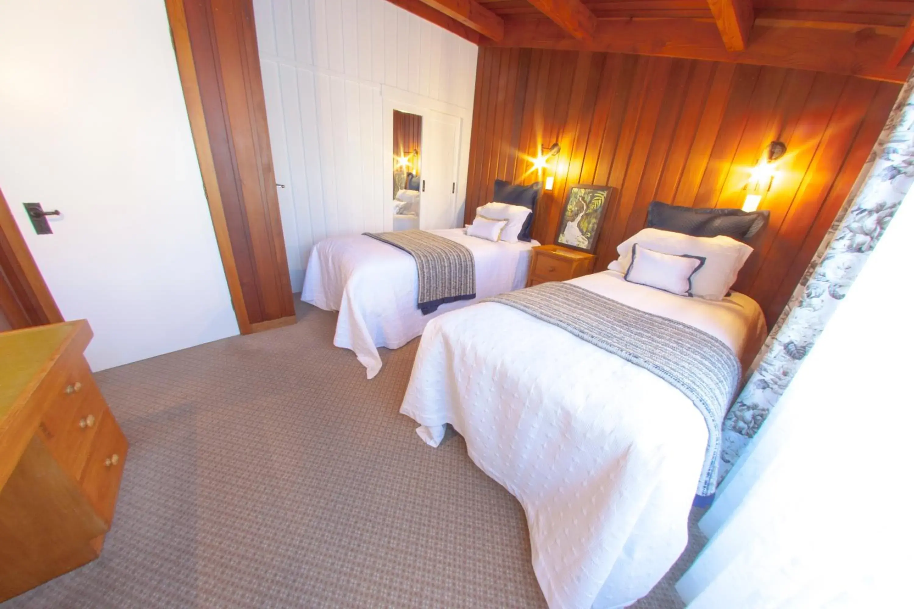 Two-Bedroom Chalet with Spa Bath in Okoroire Hot Springs Hotel Two-Bedroom Chalet with Spa Bath in Okoroire Hot Springs Hotel