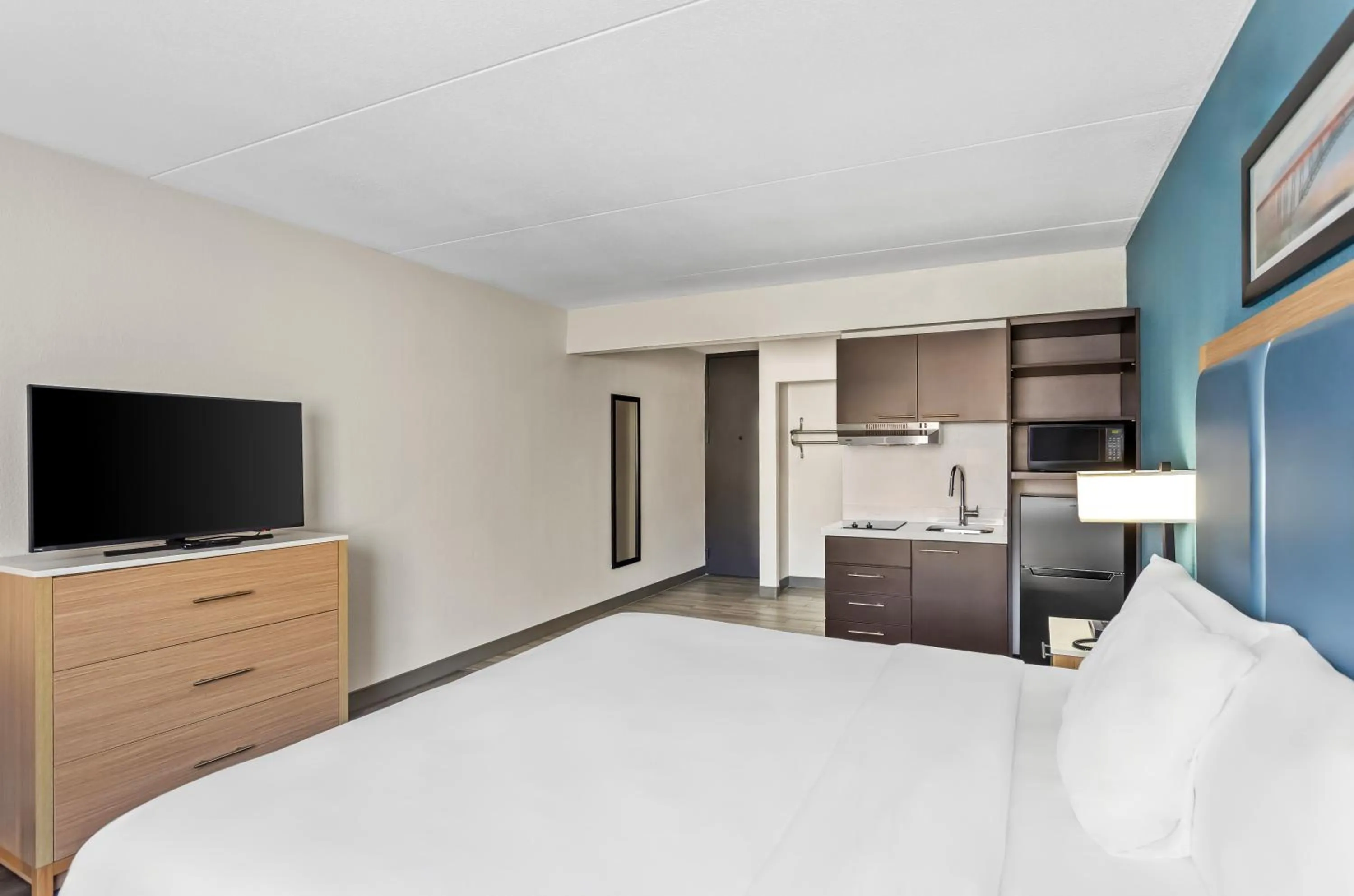 Bed in Suburban Studios Charleston - Civic Center