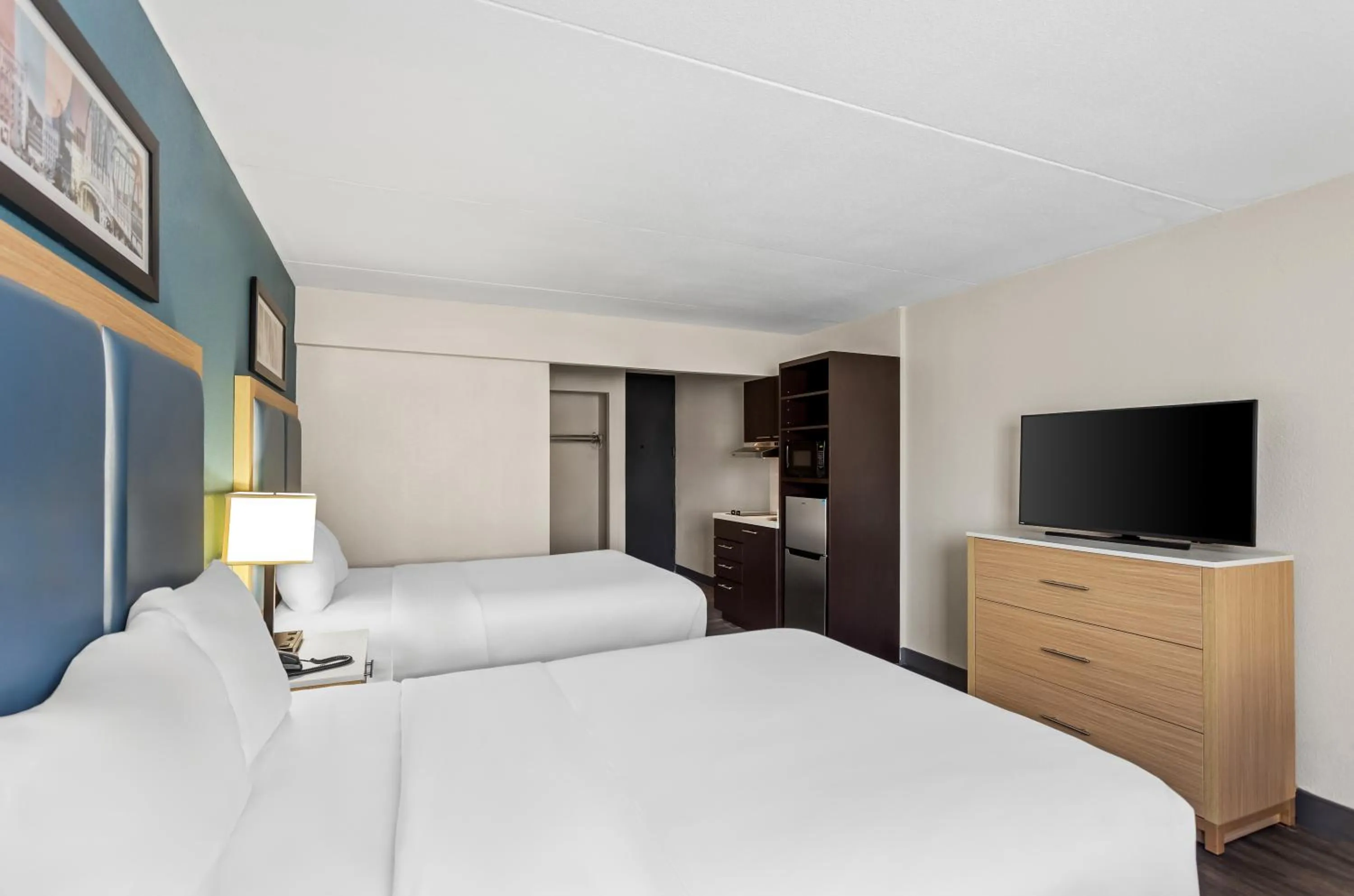 Bed in Suburban Studios Charleston - Civic Center