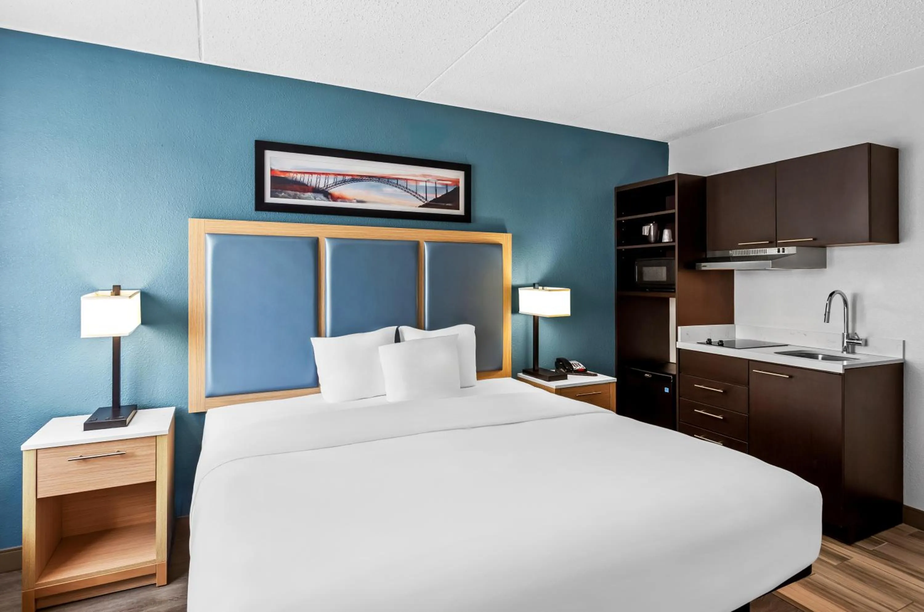 Bed in Suburban Studios Charleston - Civic Center