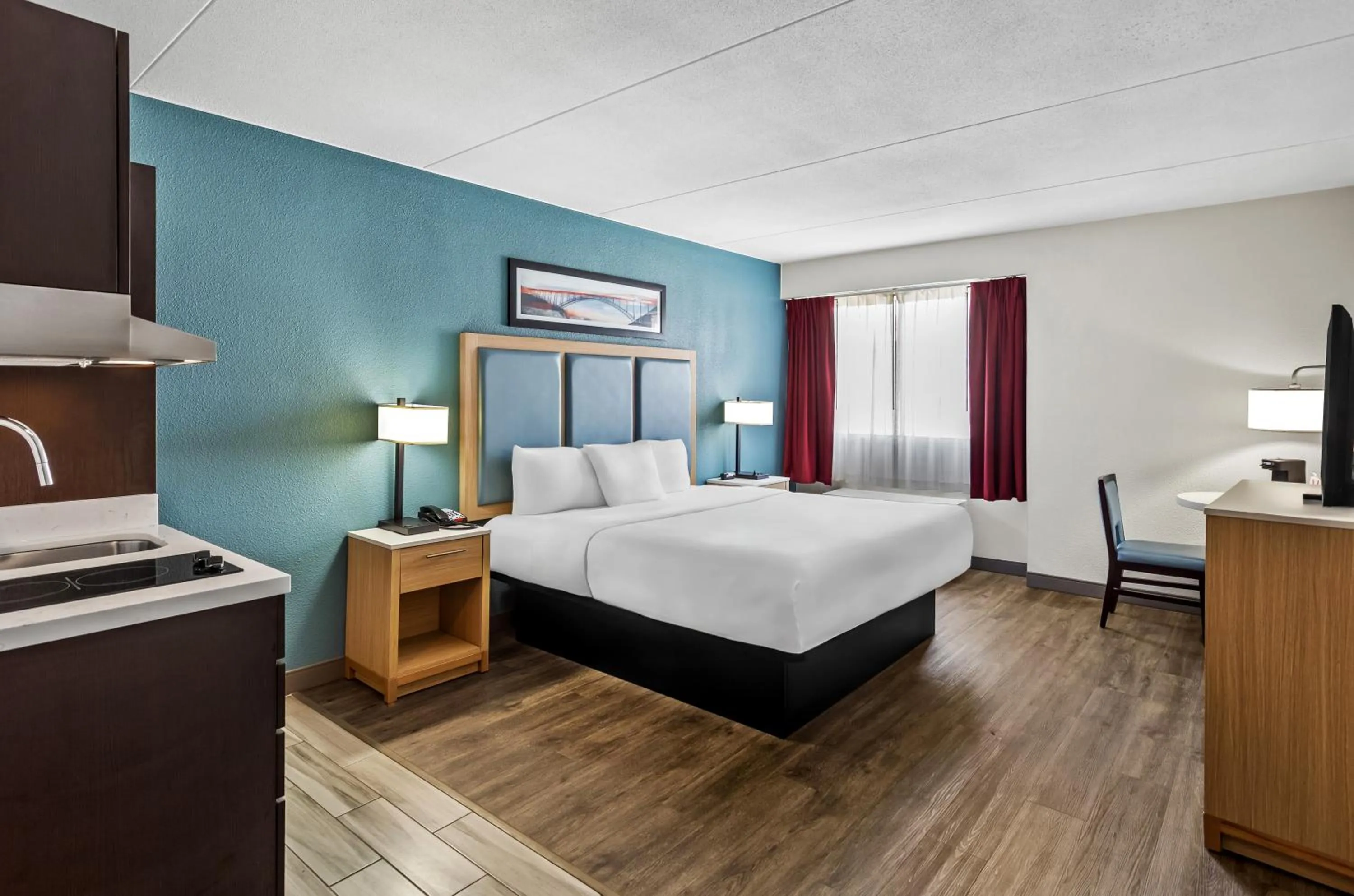 Bed in Suburban Studios Charleston - Civic Center