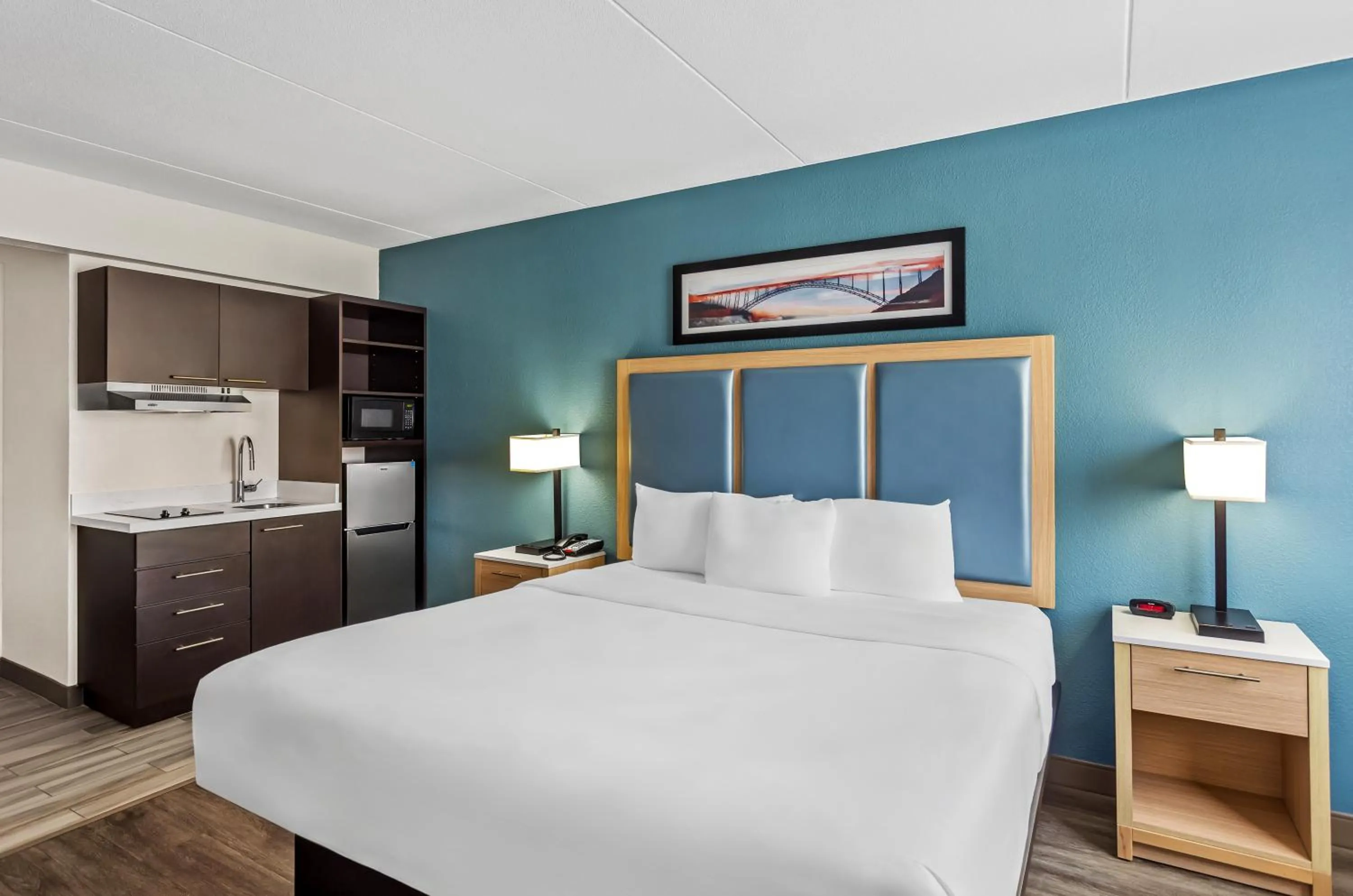 Bed in Suburban Studios Charleston - Civic Center