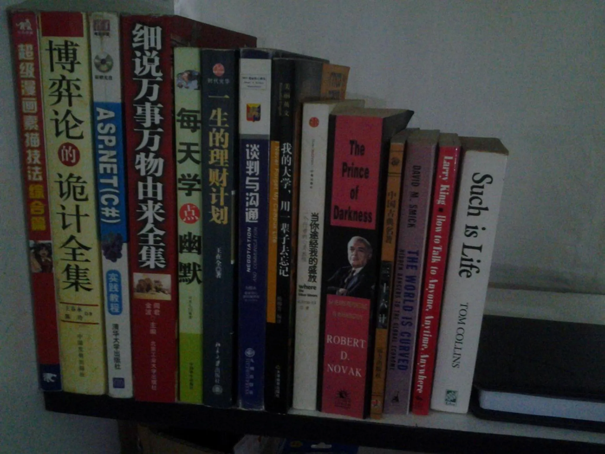 Library in Makerhouse Hostel