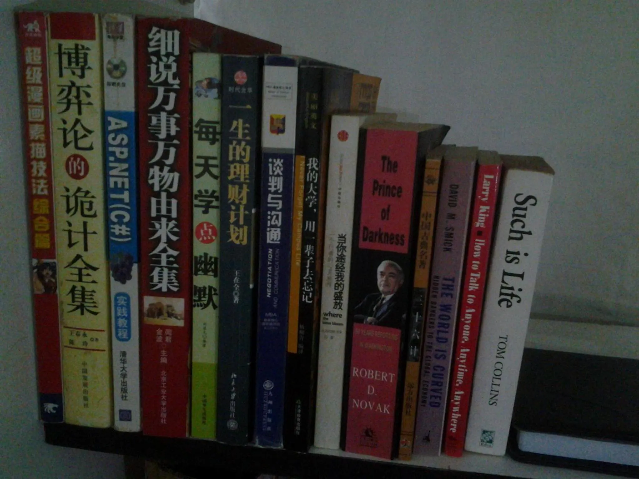 Library in Makerhouse Hostel