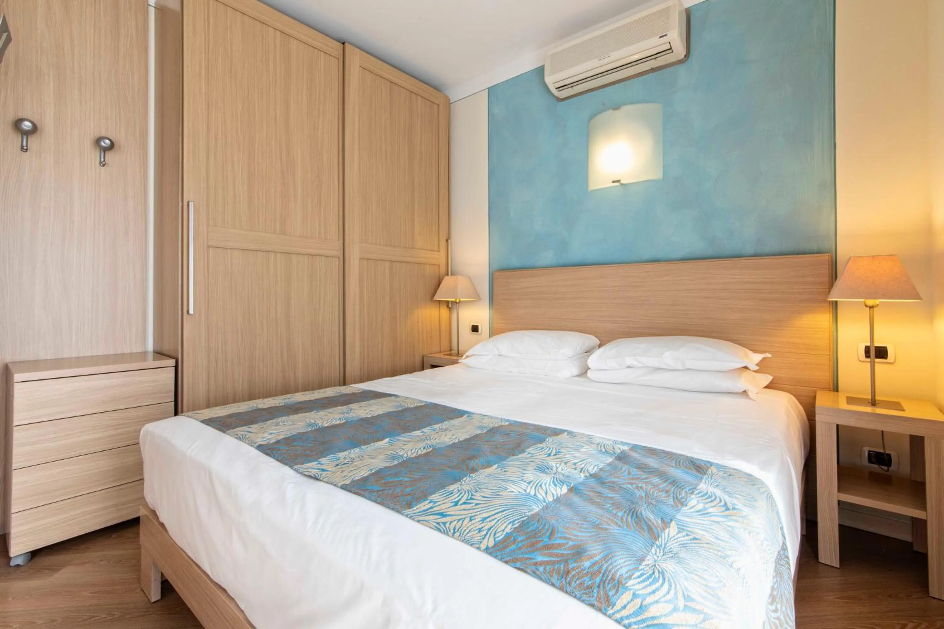 Photo of the whole room in Lake Garda Resort